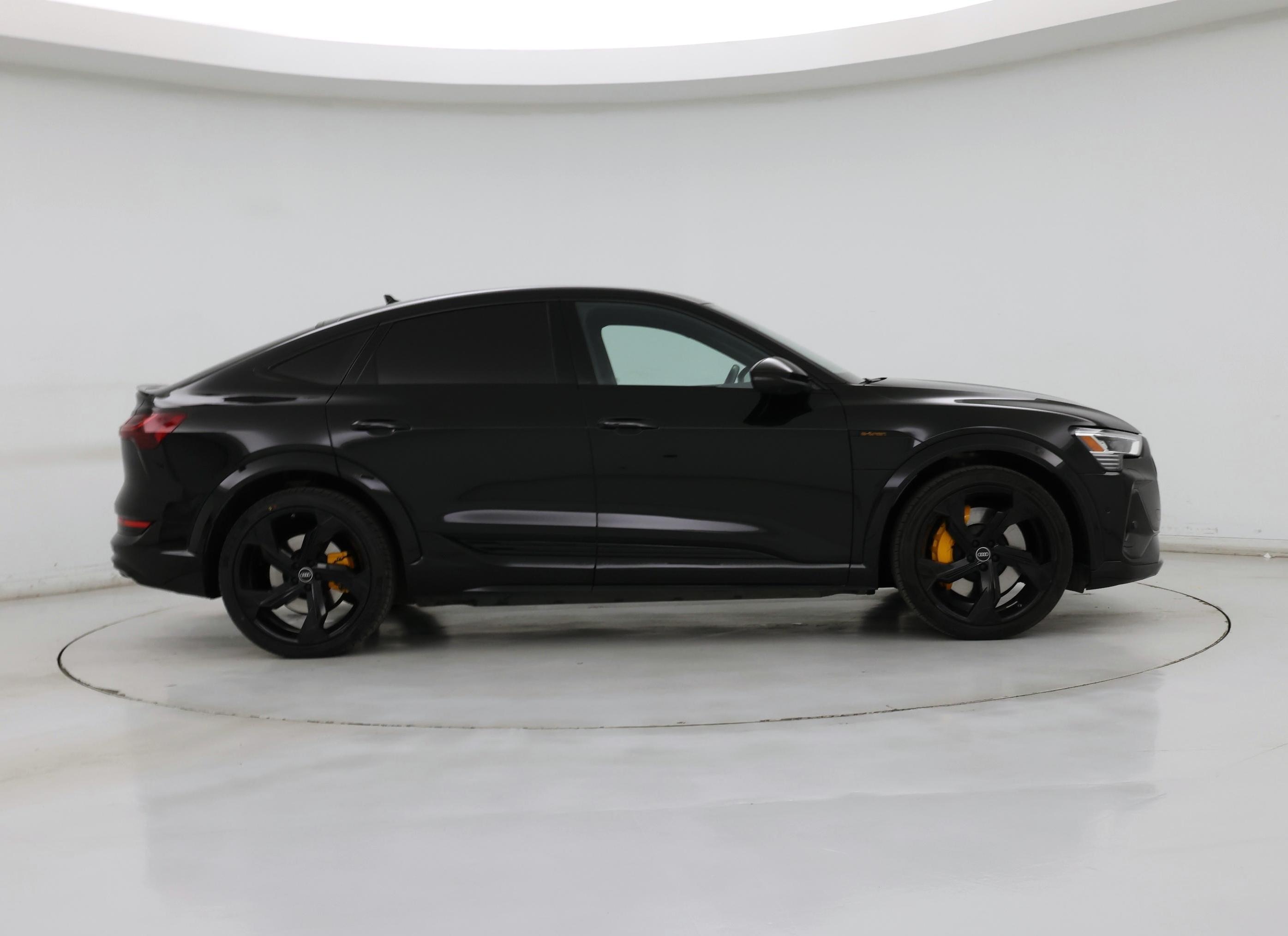 Thumbnail: 2022 Audi e-tron S - 7