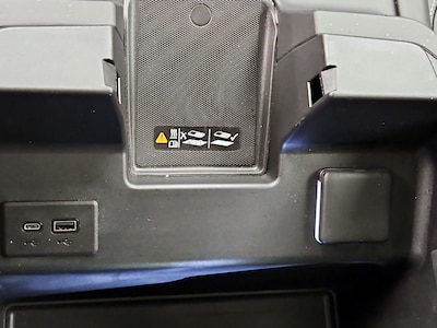 USB/AUX Ports