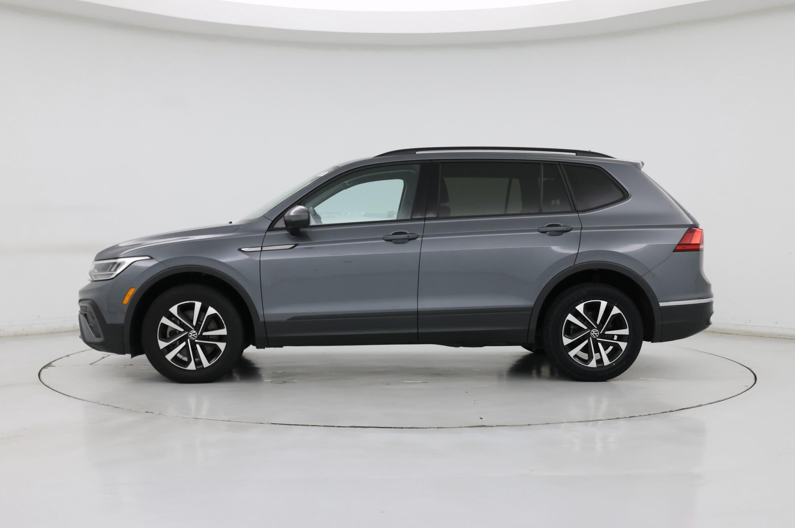 Thumbnail: 2023 Volkswagen Tiguan - 3