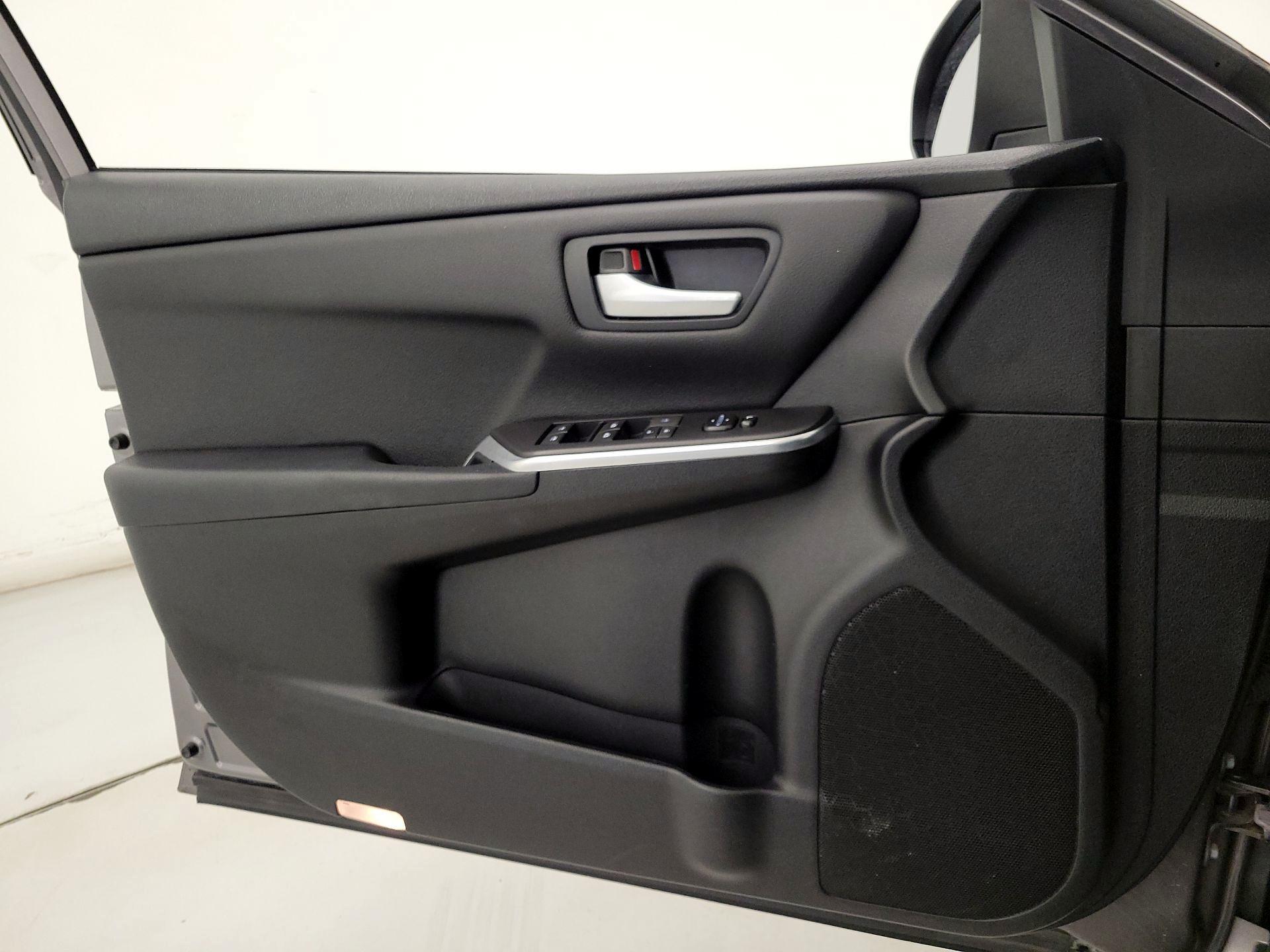 Thumbnail: 2016 Toyota Camry - 12