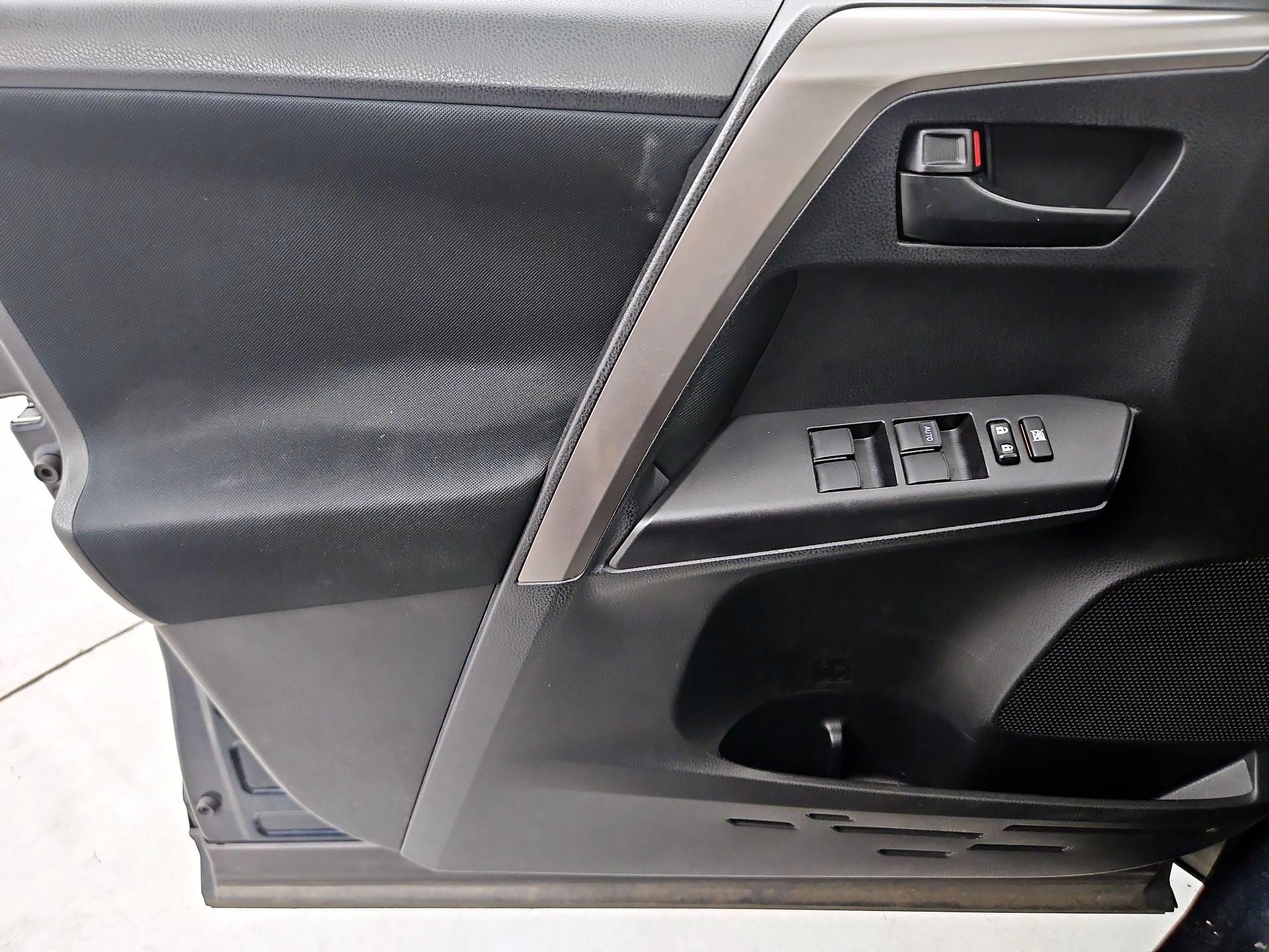 Thumbnail: 2018 Toyota RAV4 - 12