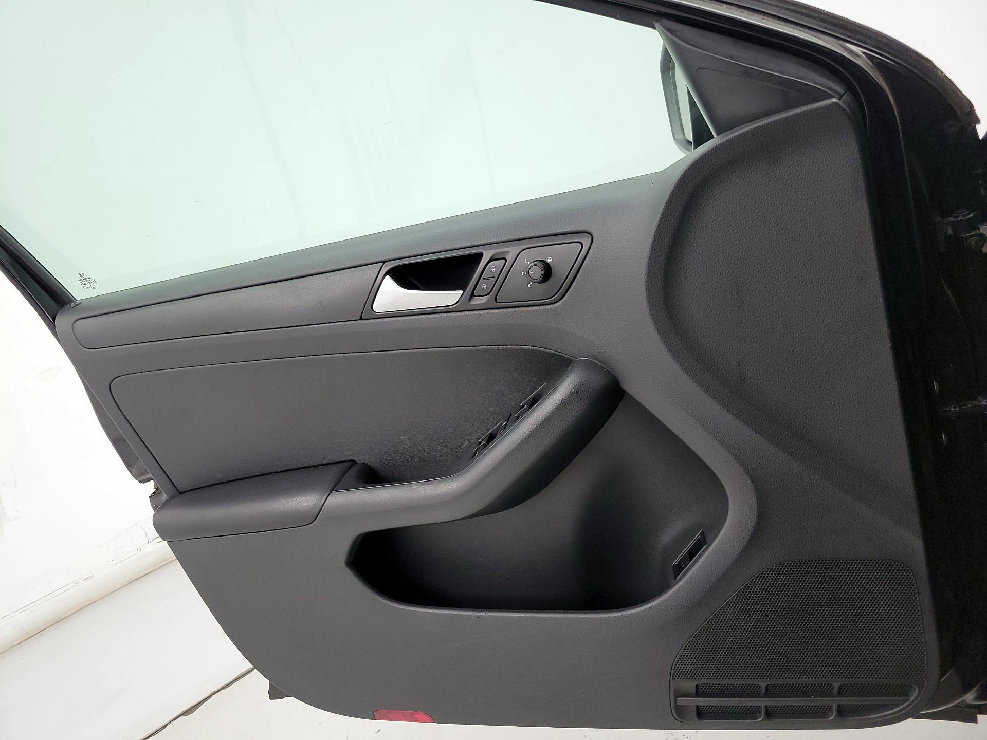 Thumbnail: 2015 Volkswagen Jetta - 12