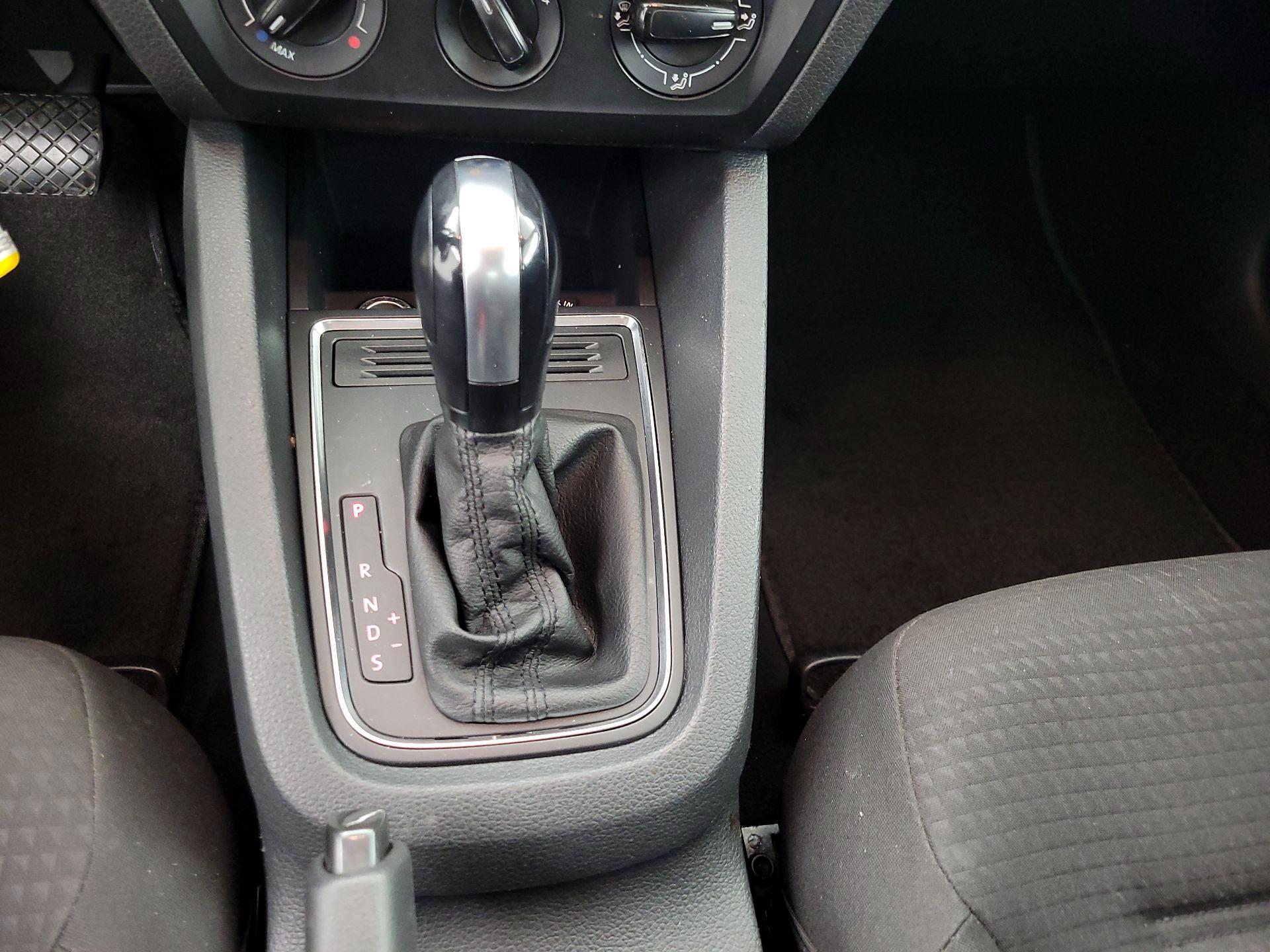 Thumbnail: 2015 Volkswagen Jetta - 16