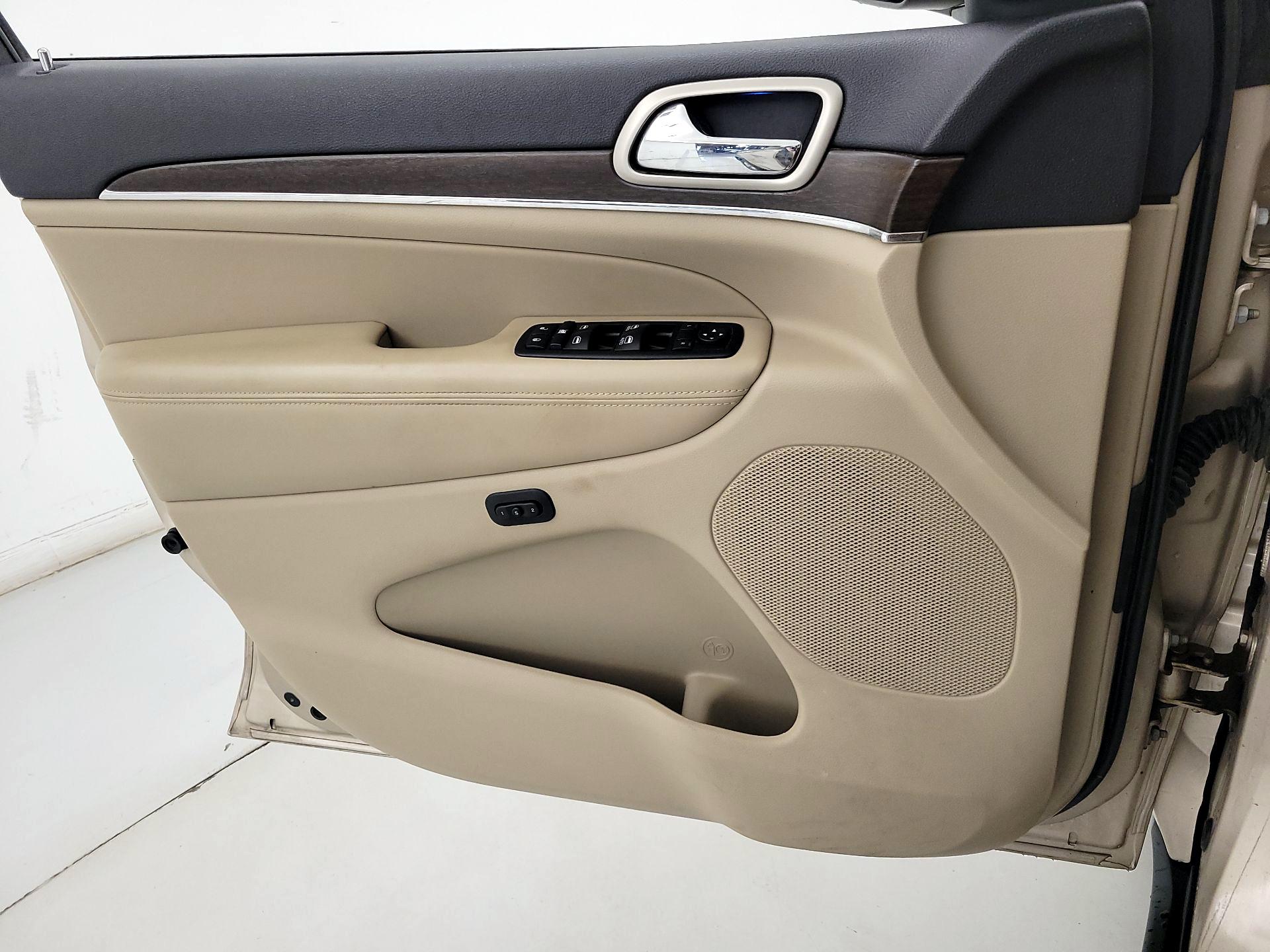 Thumbnail: 2015 Jeep Grand Cherokee - 12