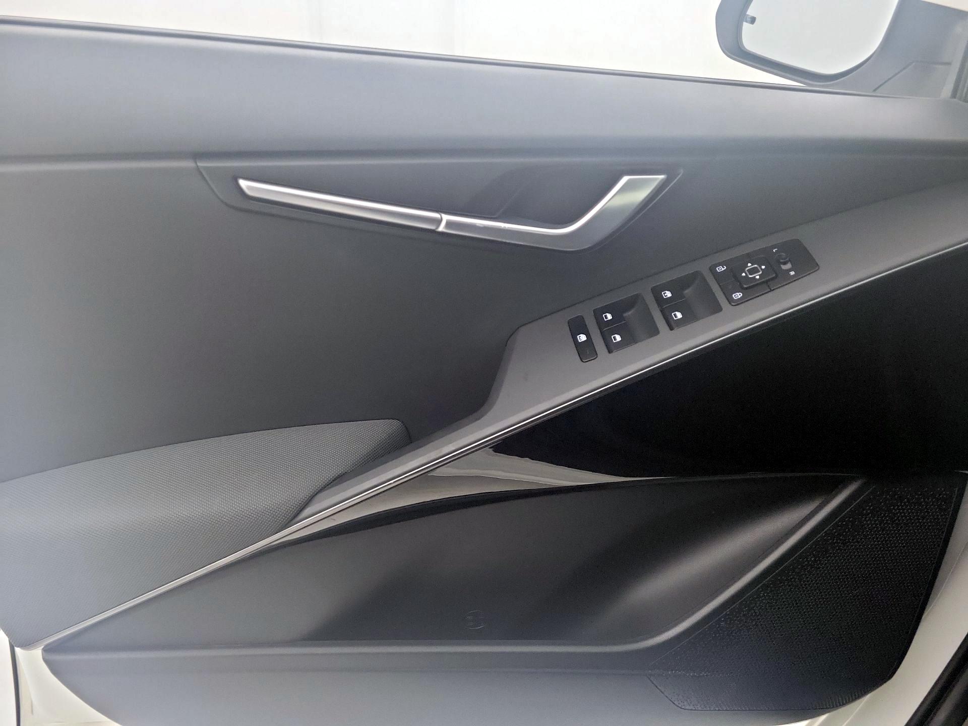 Thumbnail: 2023 Kia Niro - 12