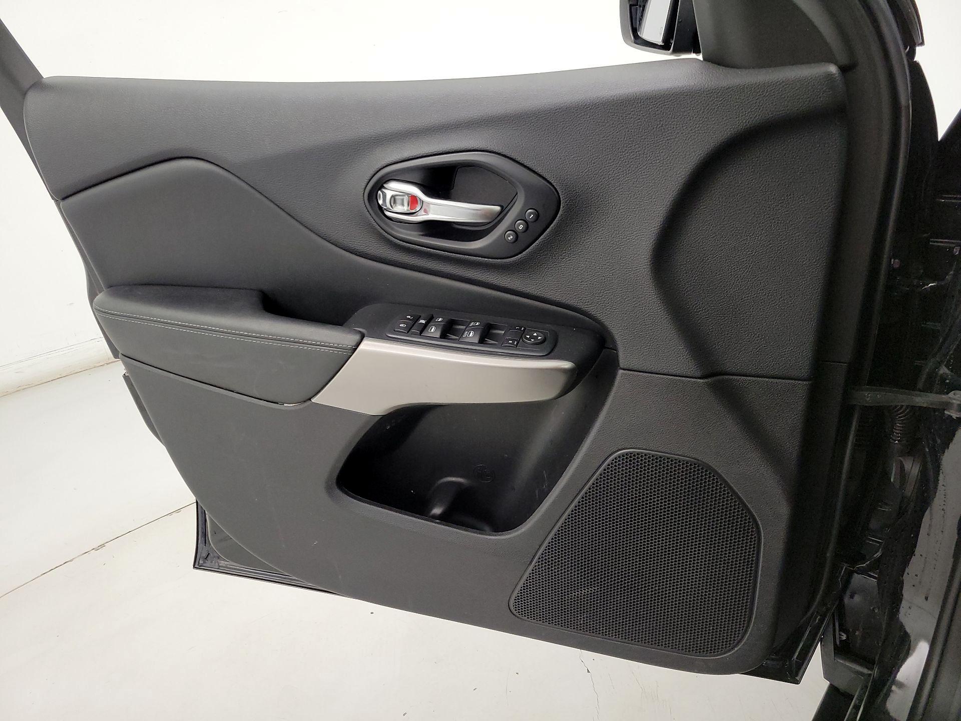 Thumbnail: 2021 Jeep Cherokee - 12