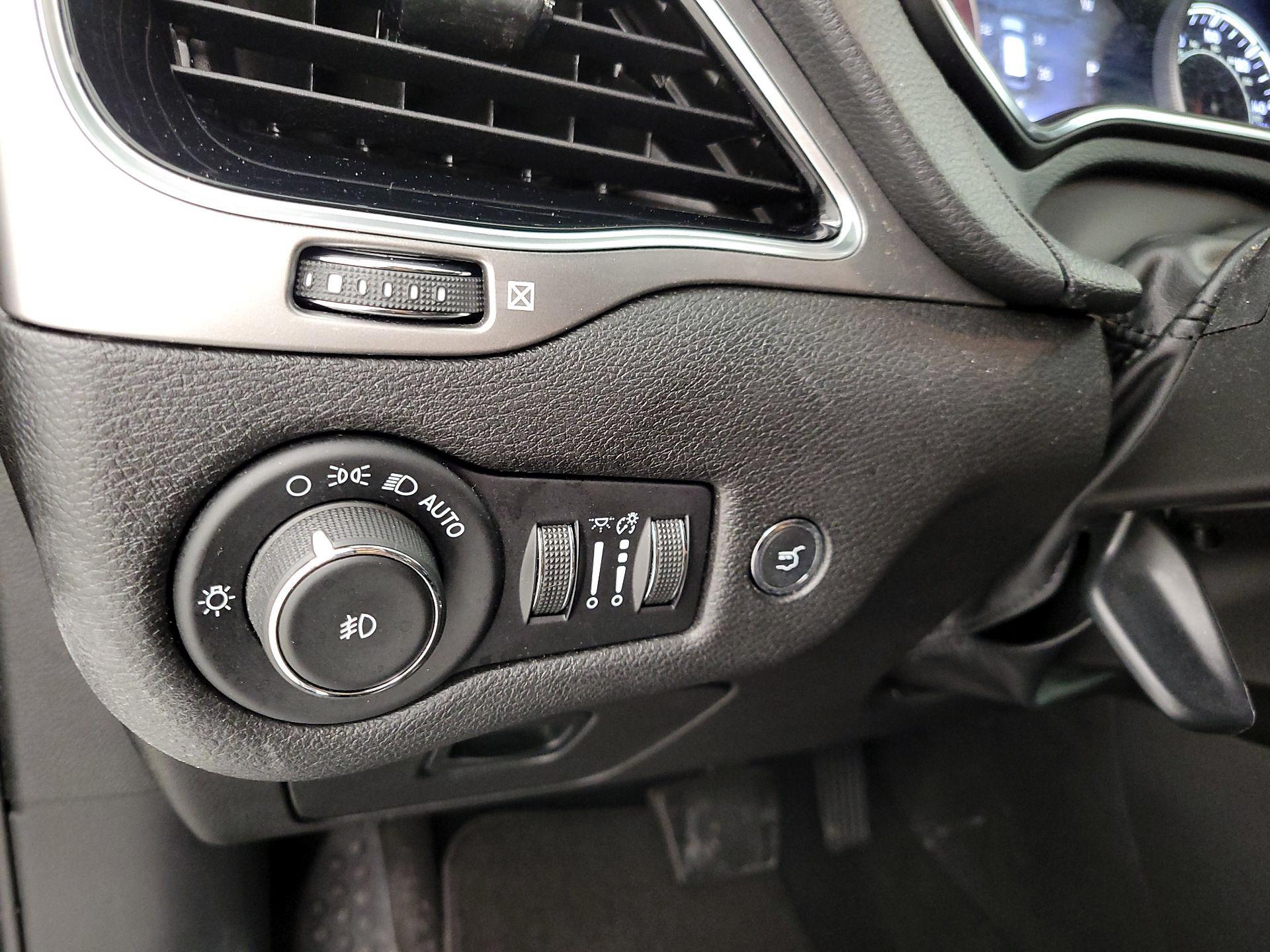 Thumbnail: 2021 Jeep Cherokee - 13