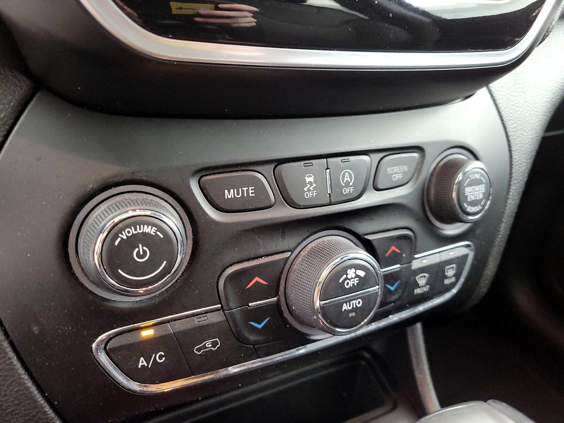 Thumbnail: 2021 Jeep Cherokee - 17