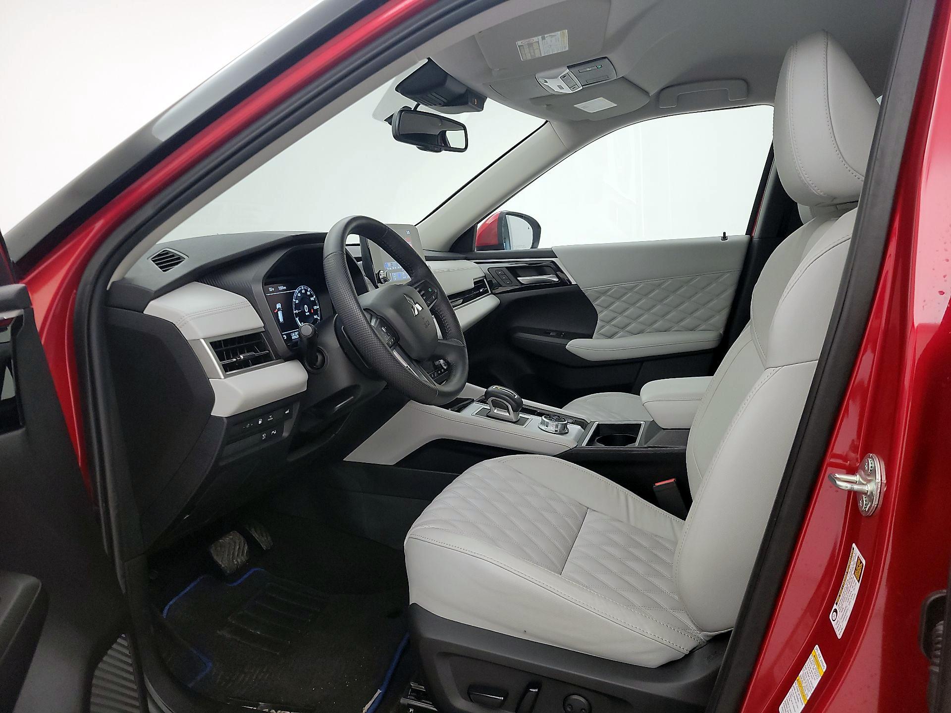 Thumbnail: 2023 Mitsubishi Outlander - 11