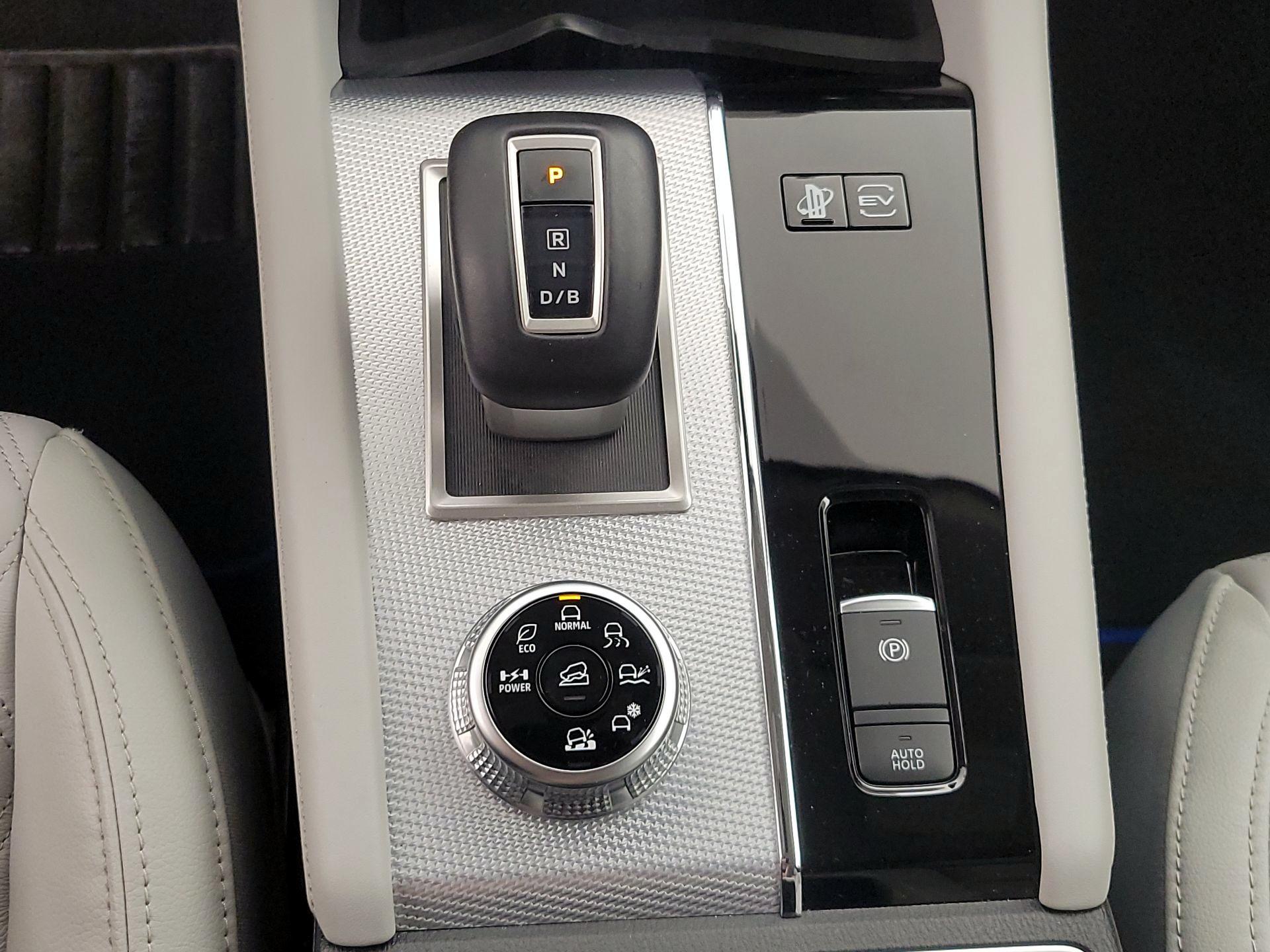 Thumbnail: 2023 Mitsubishi Outlander - 18