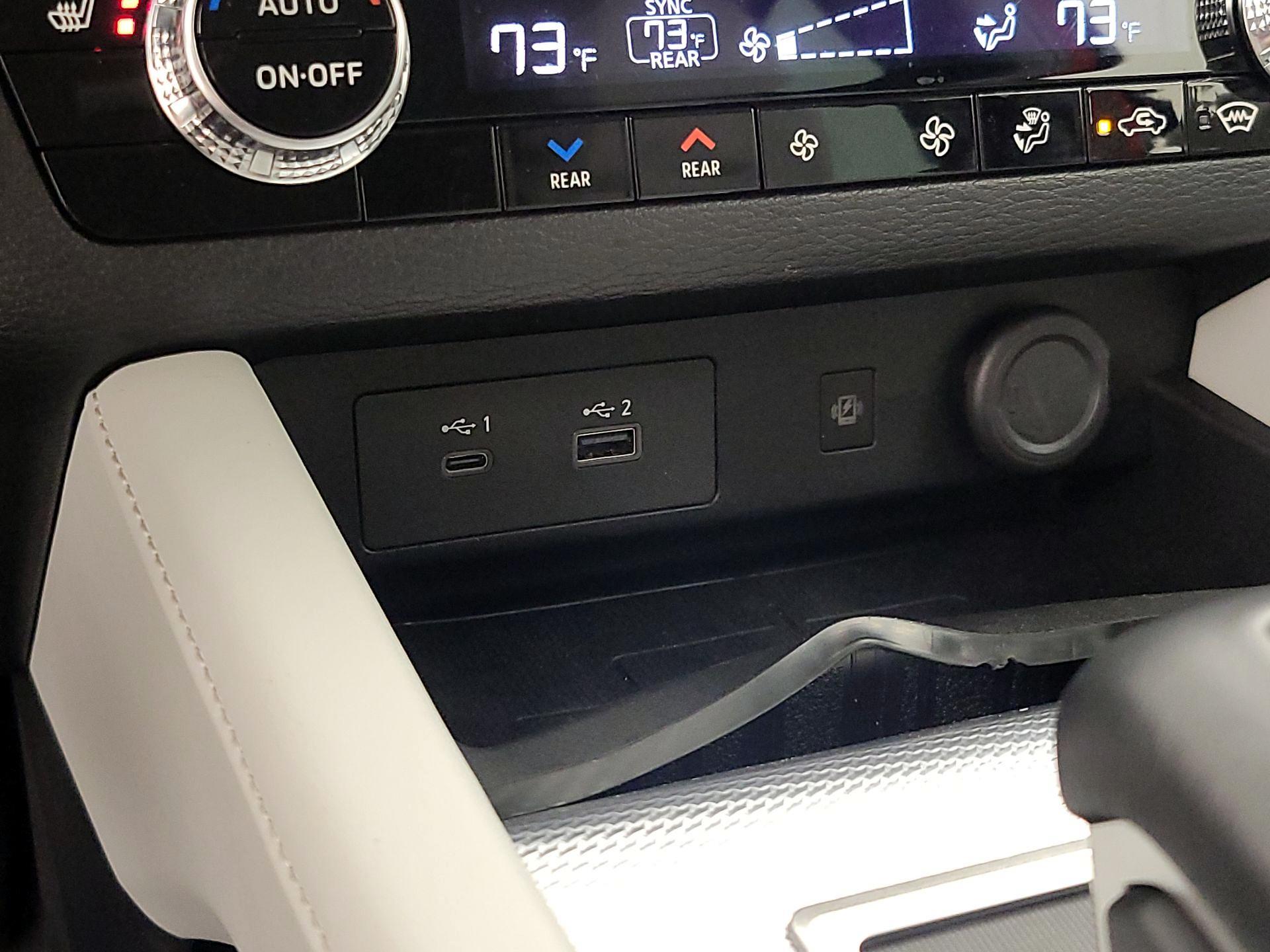 Thumbnail: 2023 Mitsubishi Outlander - 19