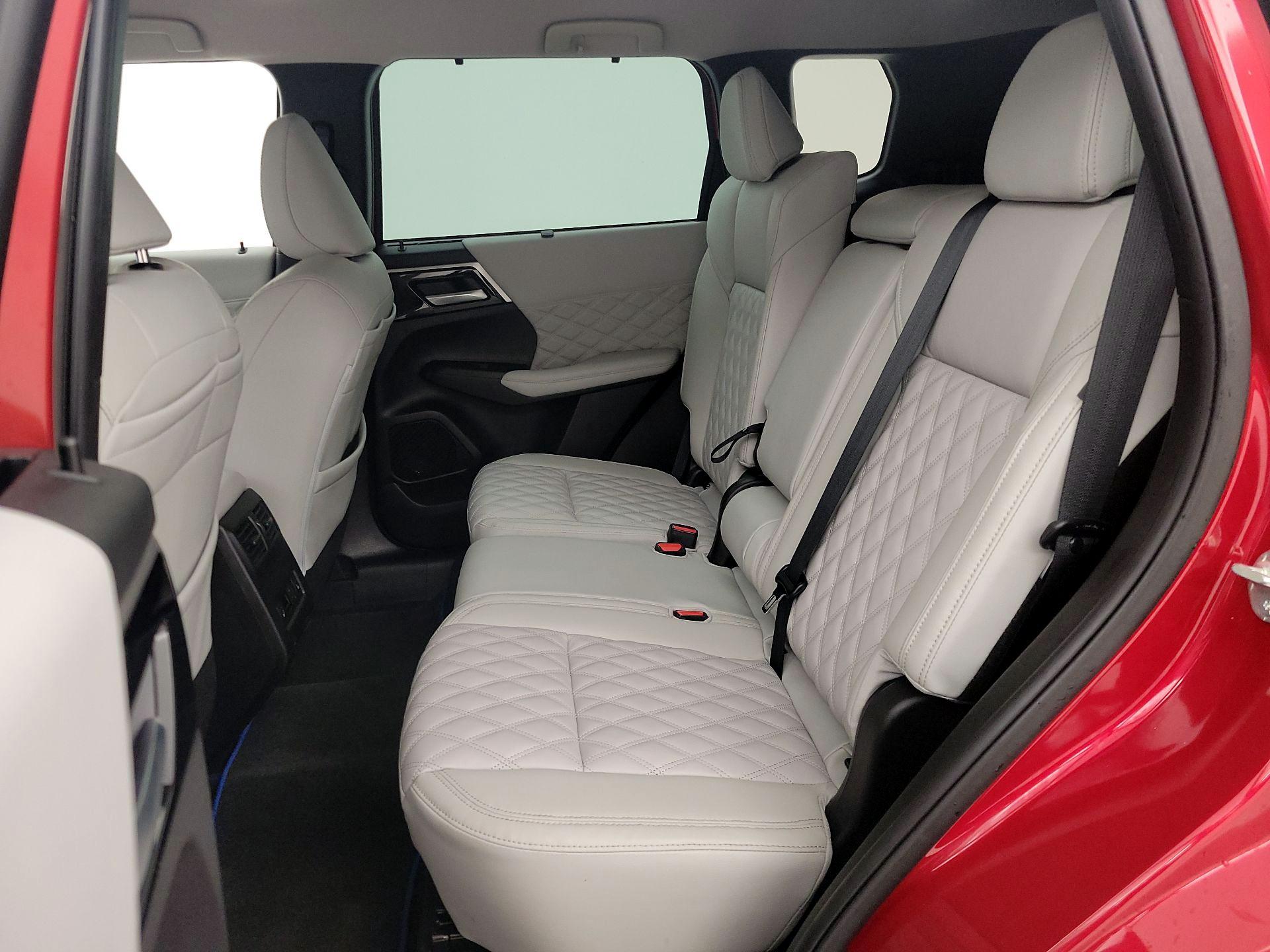 Thumbnail: 2023 Mitsubishi Outlander - 20