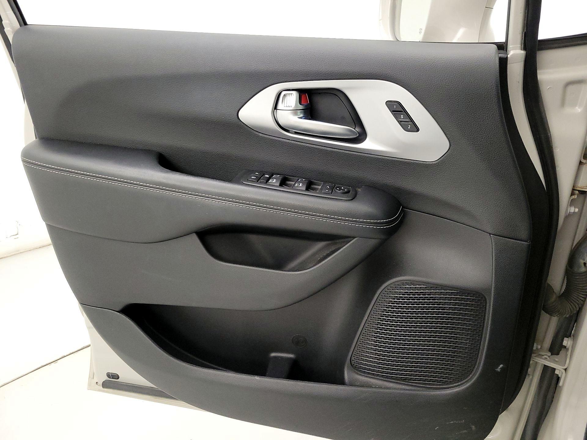 Thumbnail: 2019 Chrysler Pacifica - 12