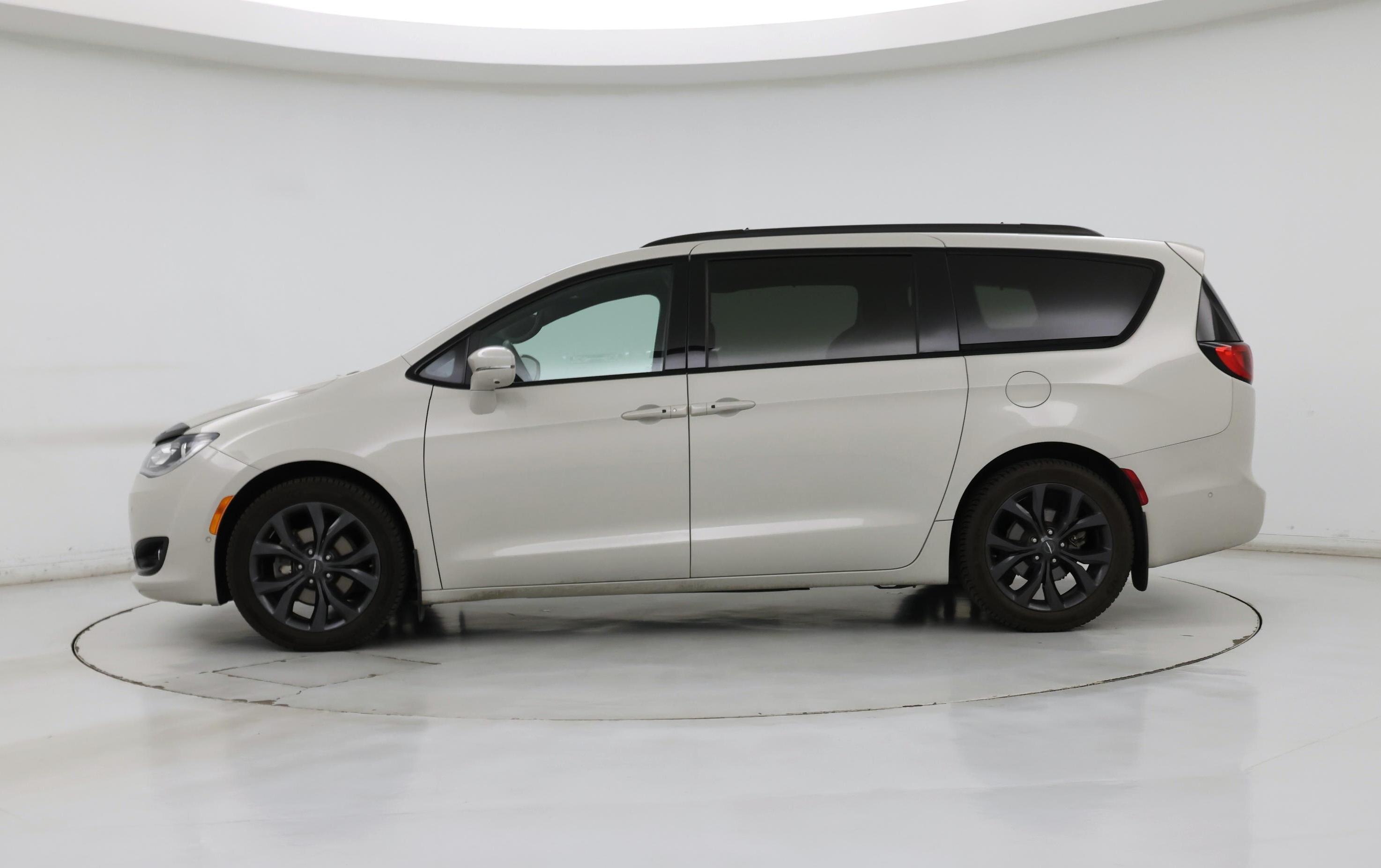 Thumbnail: 2019 Chrysler Pacifica - 3