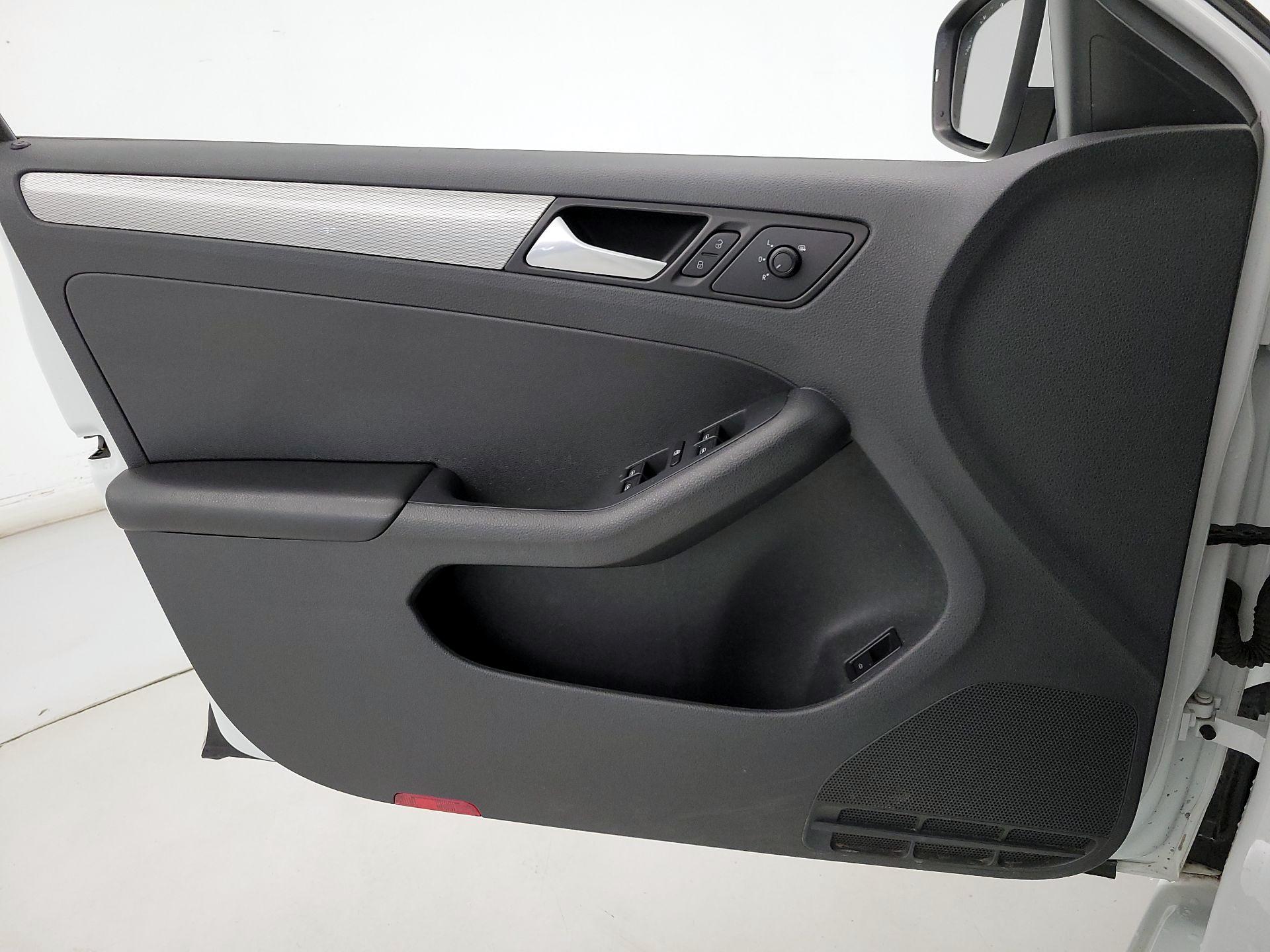 Thumbnail: 2017 Volkswagen Jetta - 12