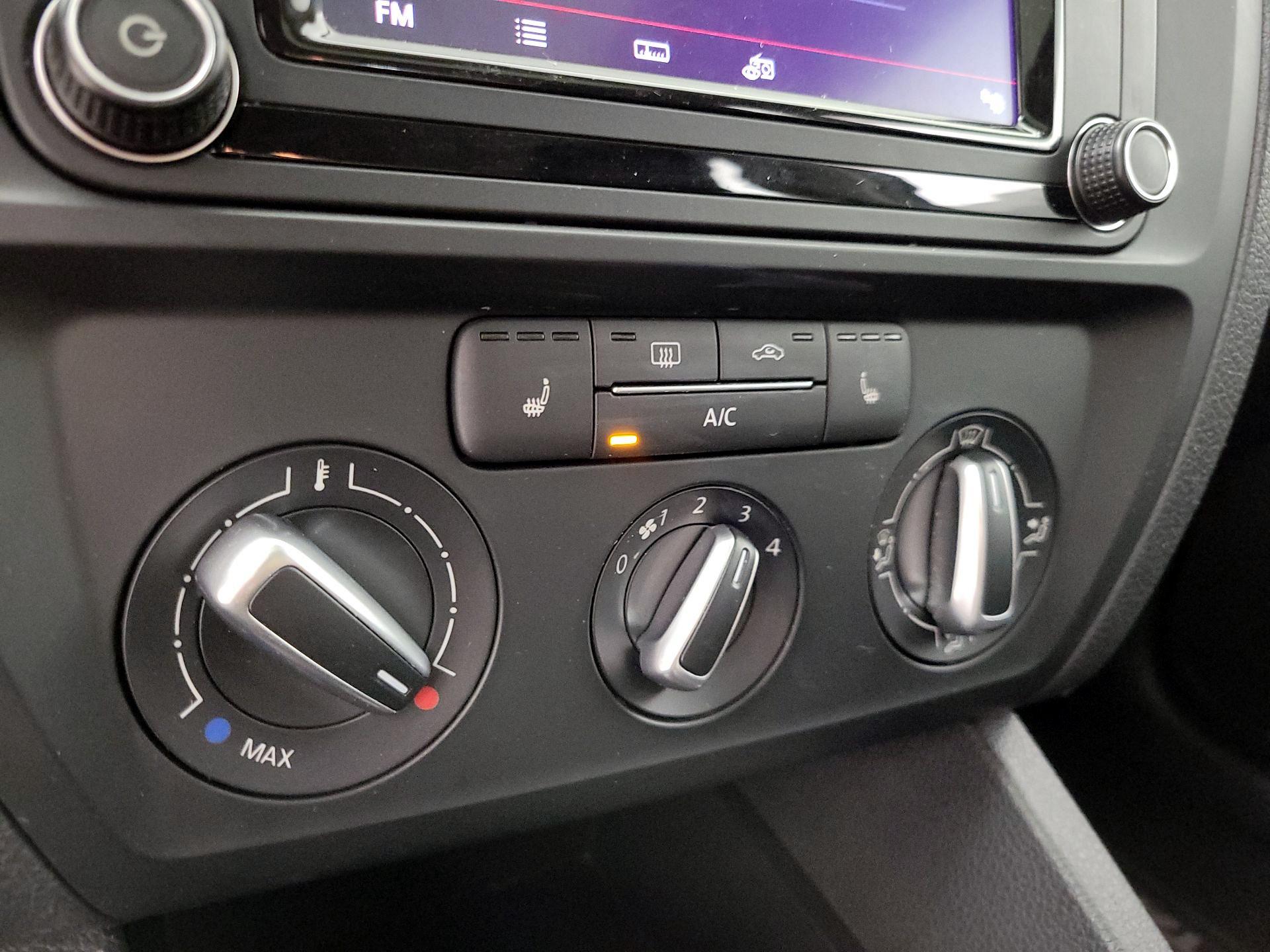 Thumbnail: 2017 Volkswagen Jetta - 16