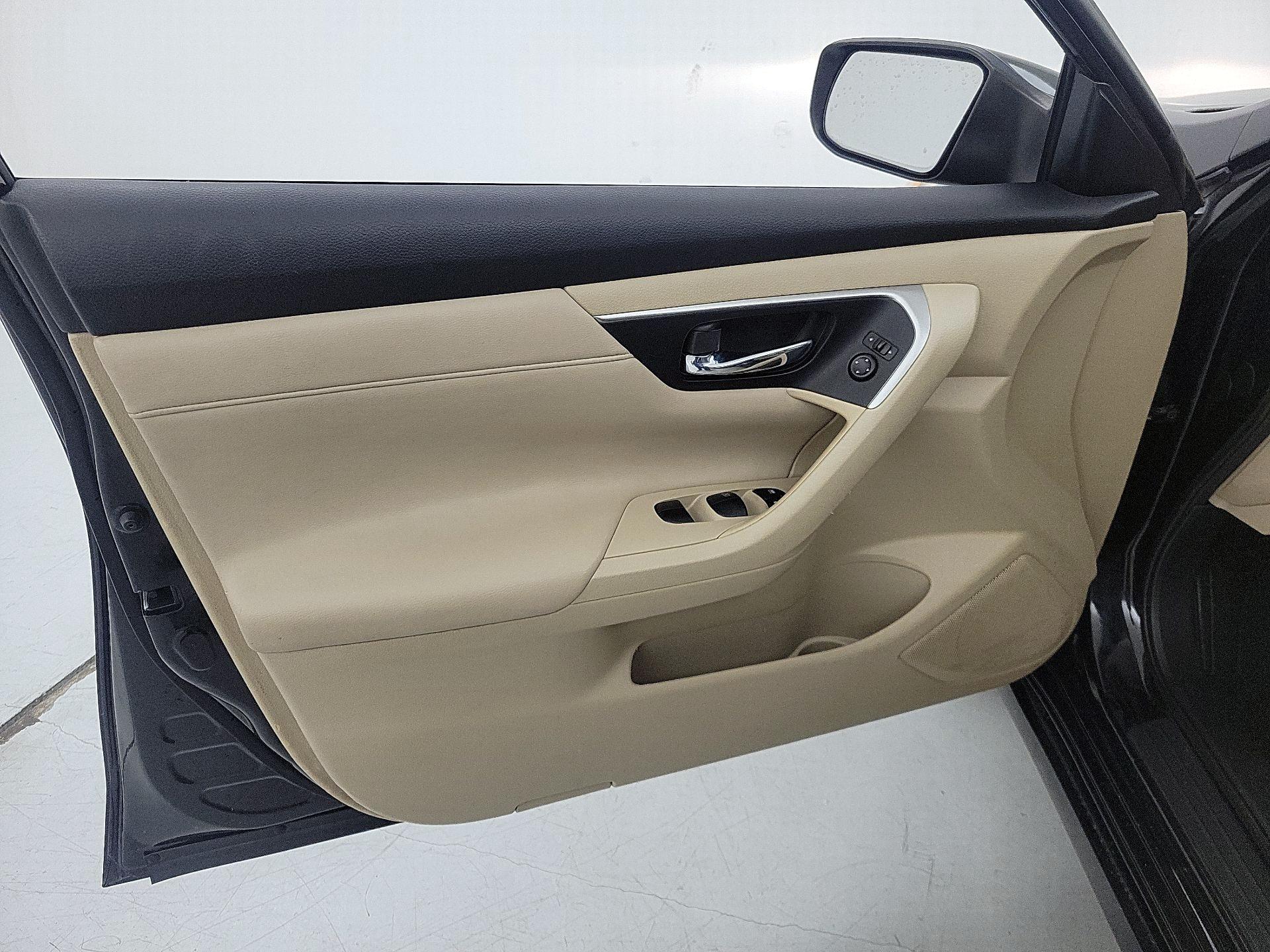 Thumbnail: 2015 Nissan Altima - 12