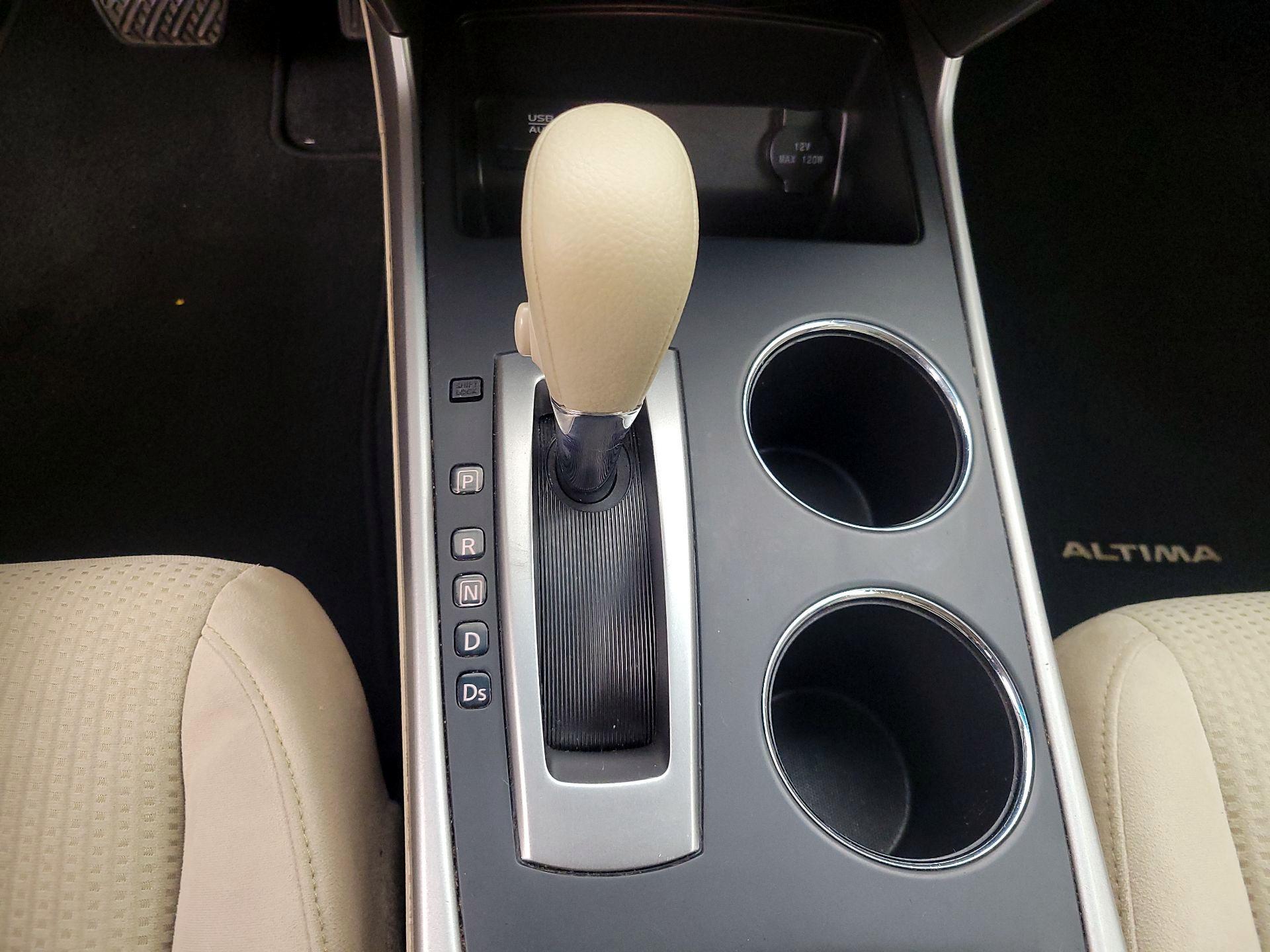 Thumbnail: 2015 Nissan Altima - 17