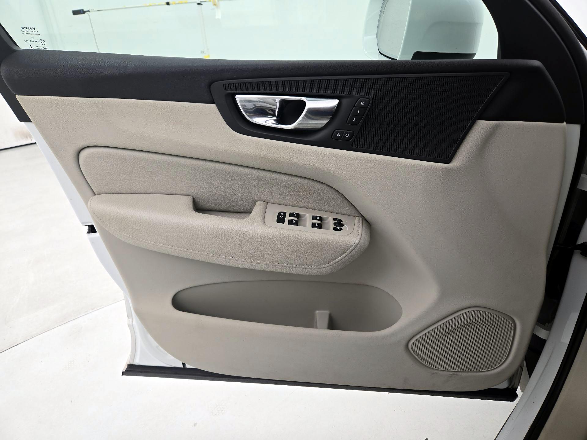 Thumbnail: 2019 Volvo XC60 - 12