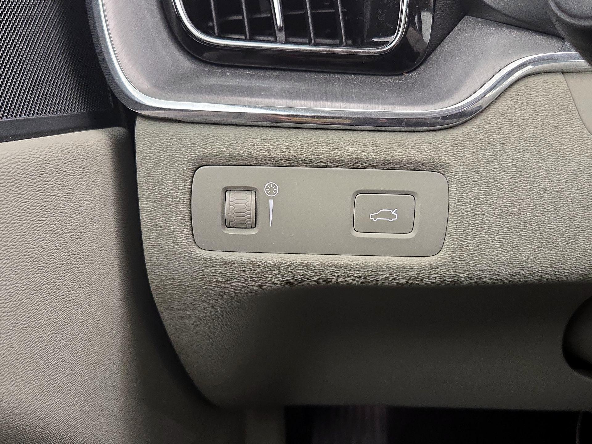 Thumbnail: 2019 Volvo XC60 - 13