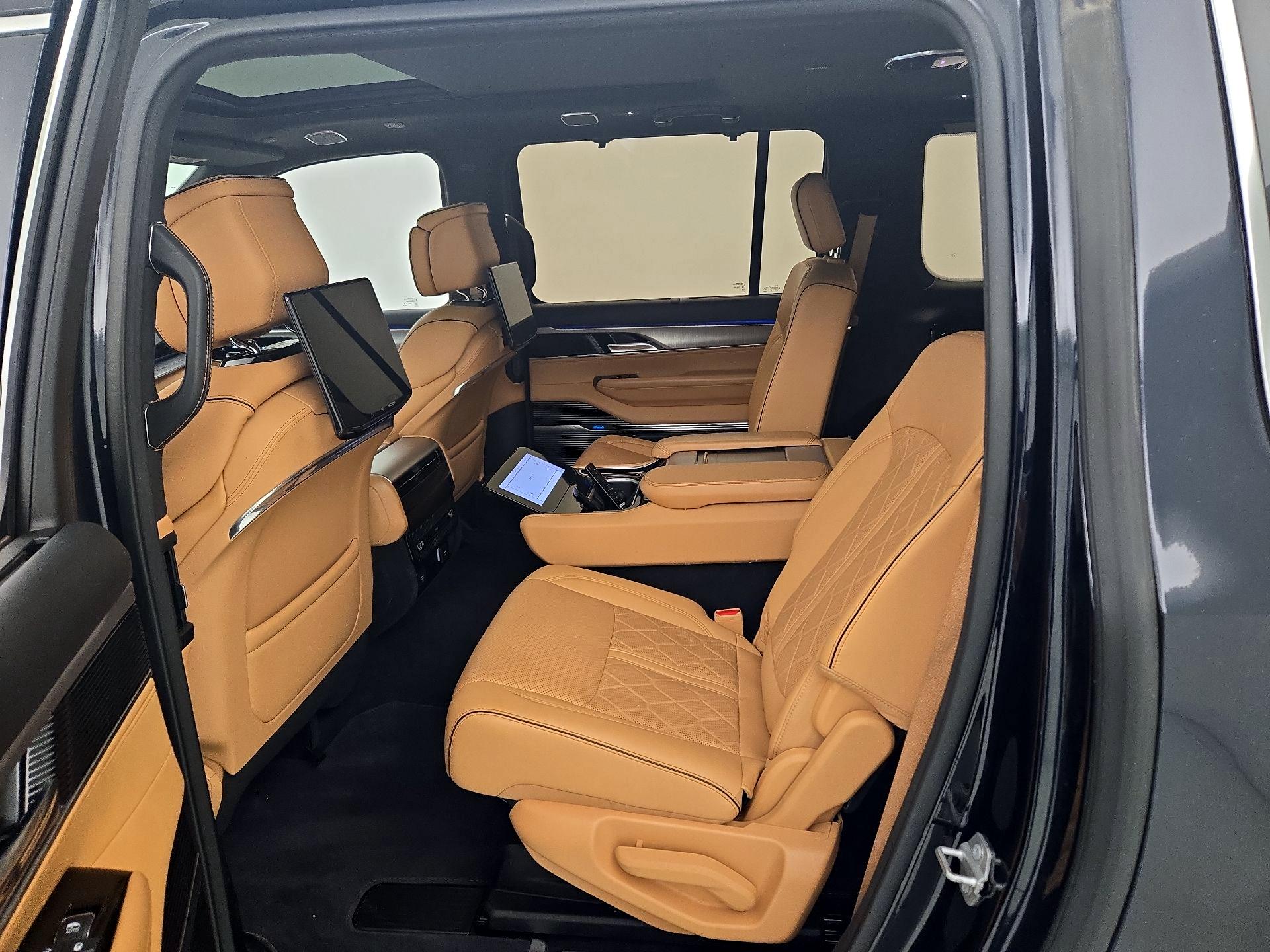 Thumbnail: 2023 Jeep Grand Wagoneer L - 20