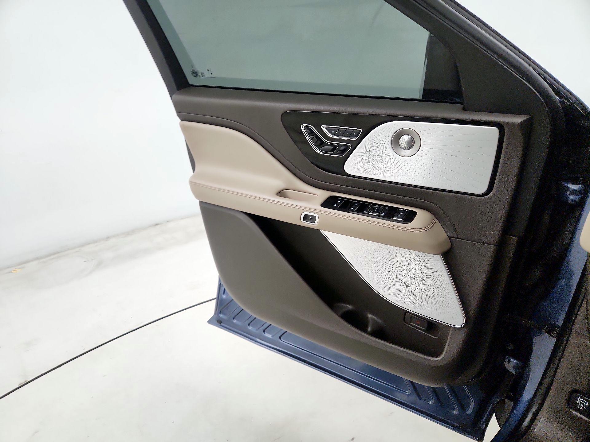 Thumbnail: 2020 Lincoln Aviator - 12