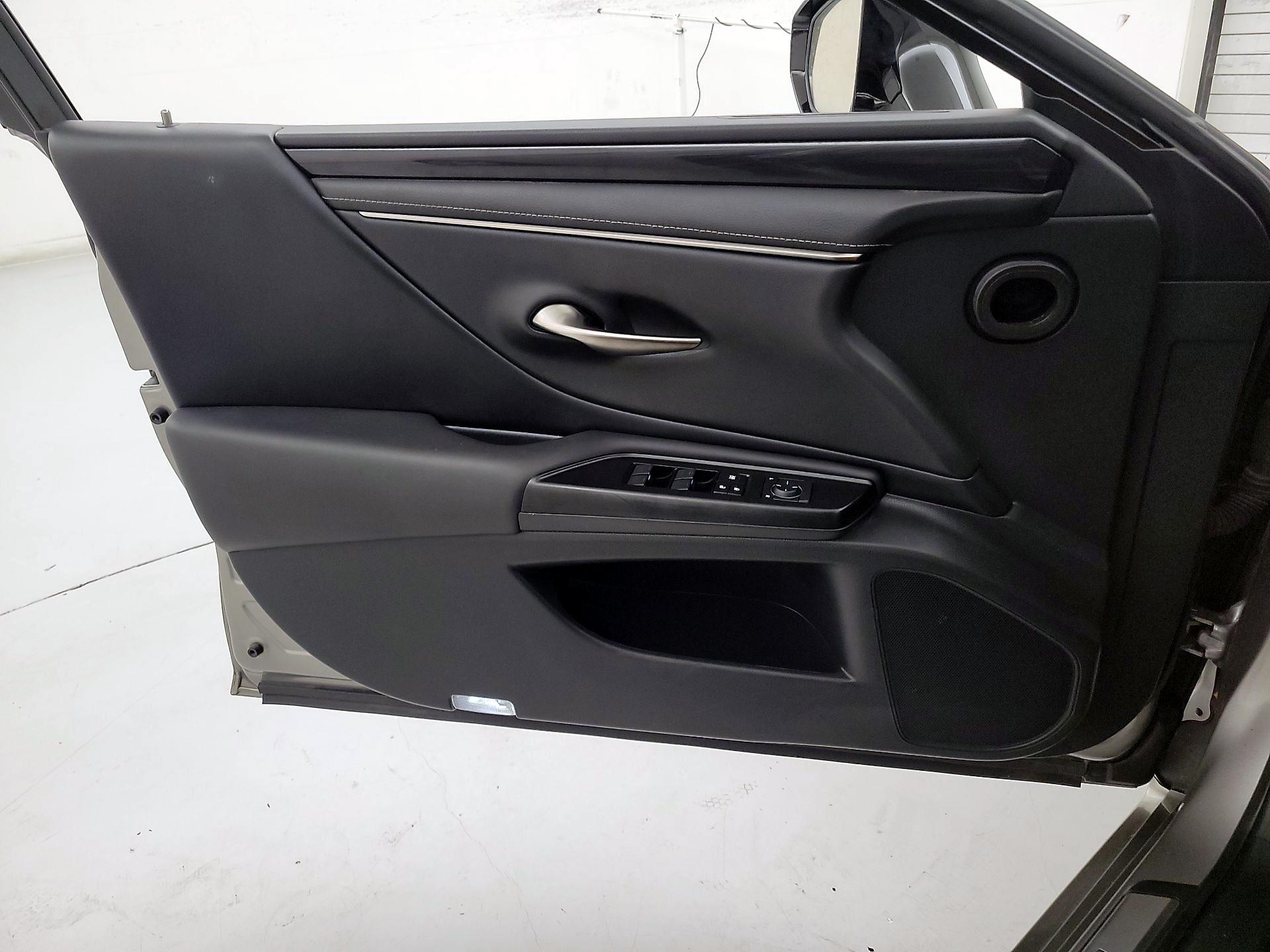 Thumbnail: 2020 Lexus ES - 12