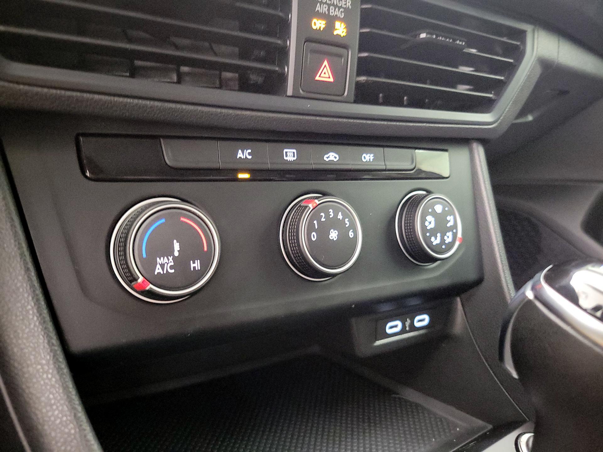 Thumbnail: 2024 Volkswagen Jetta - 16