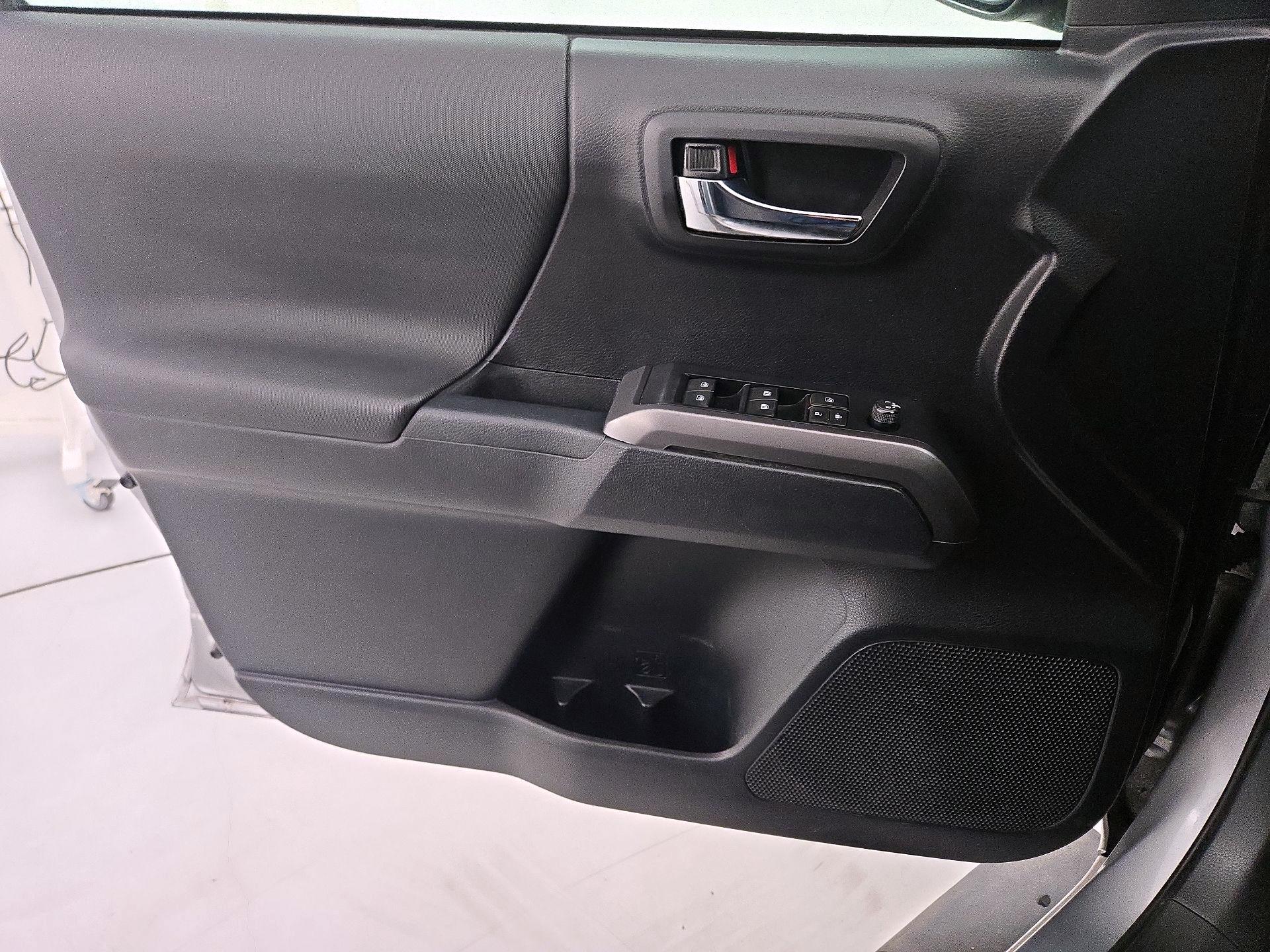 Thumbnail: 2019 Toyota Tacoma - 12