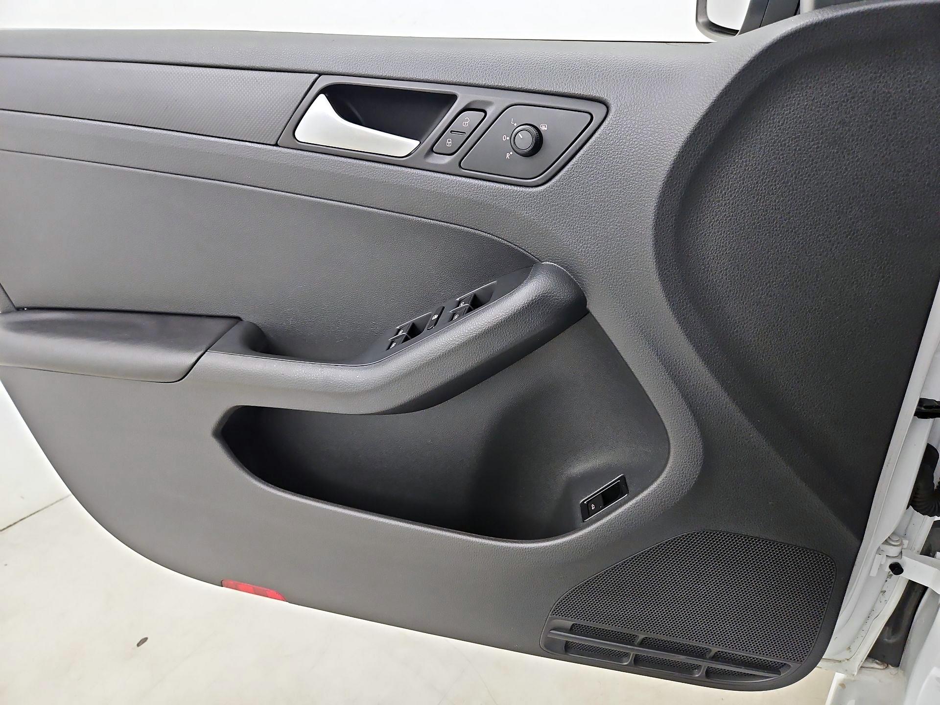 Thumbnail: 2016 Volkswagen Jetta - 12