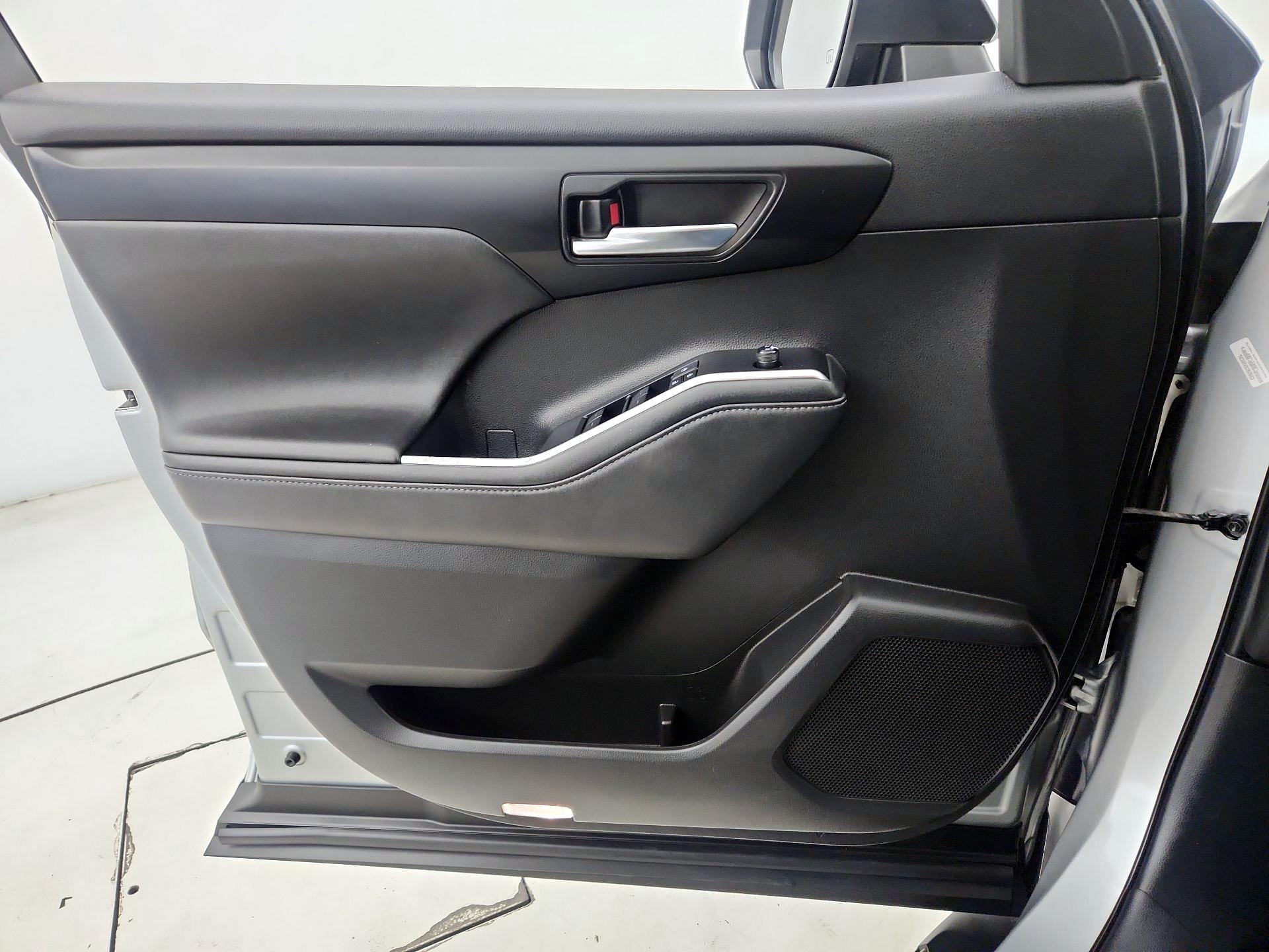 Thumbnail: 2021 Toyota Highlander - 12