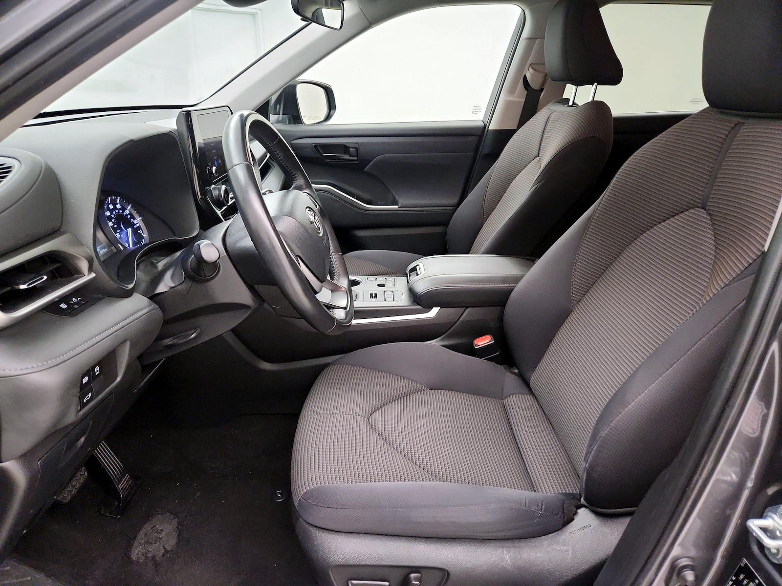 2024 Toyota Highlander LE - Photo 12