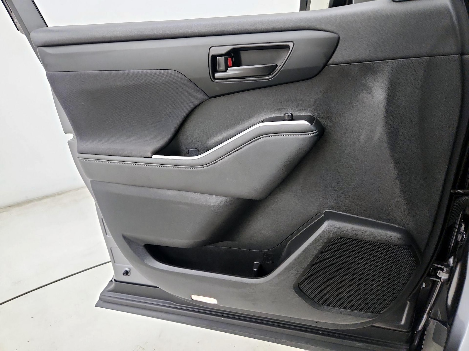 2024 Toyota Highlander LE - Photo 13