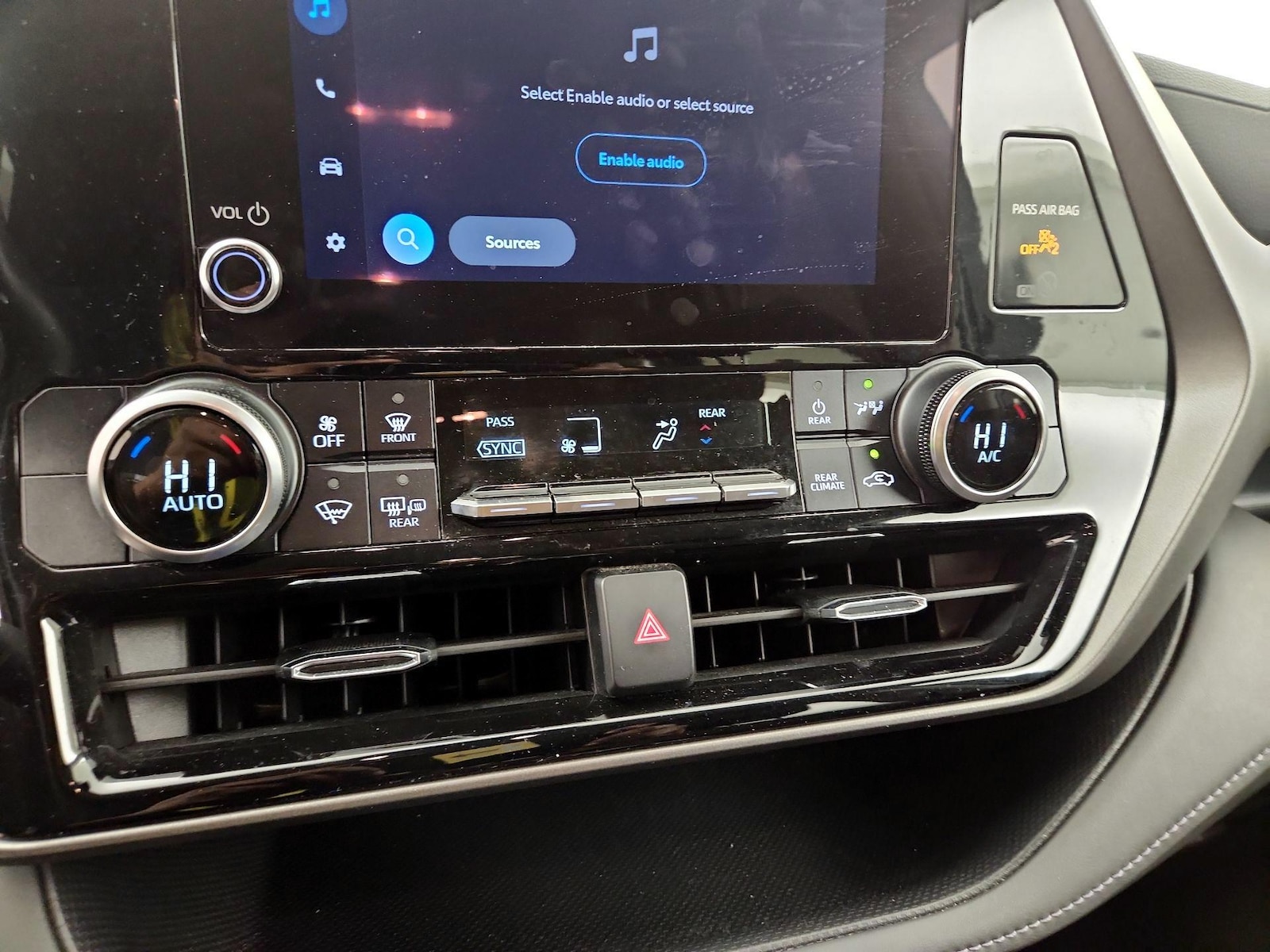 2024 Toyota Highlander LE - Photo 17