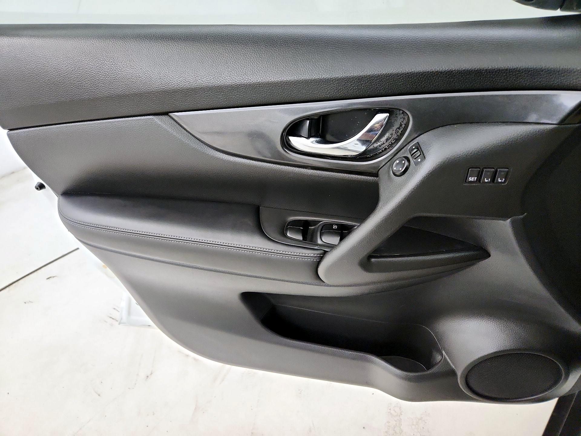 Thumbnail: 2018 Nissan Rogue - 12