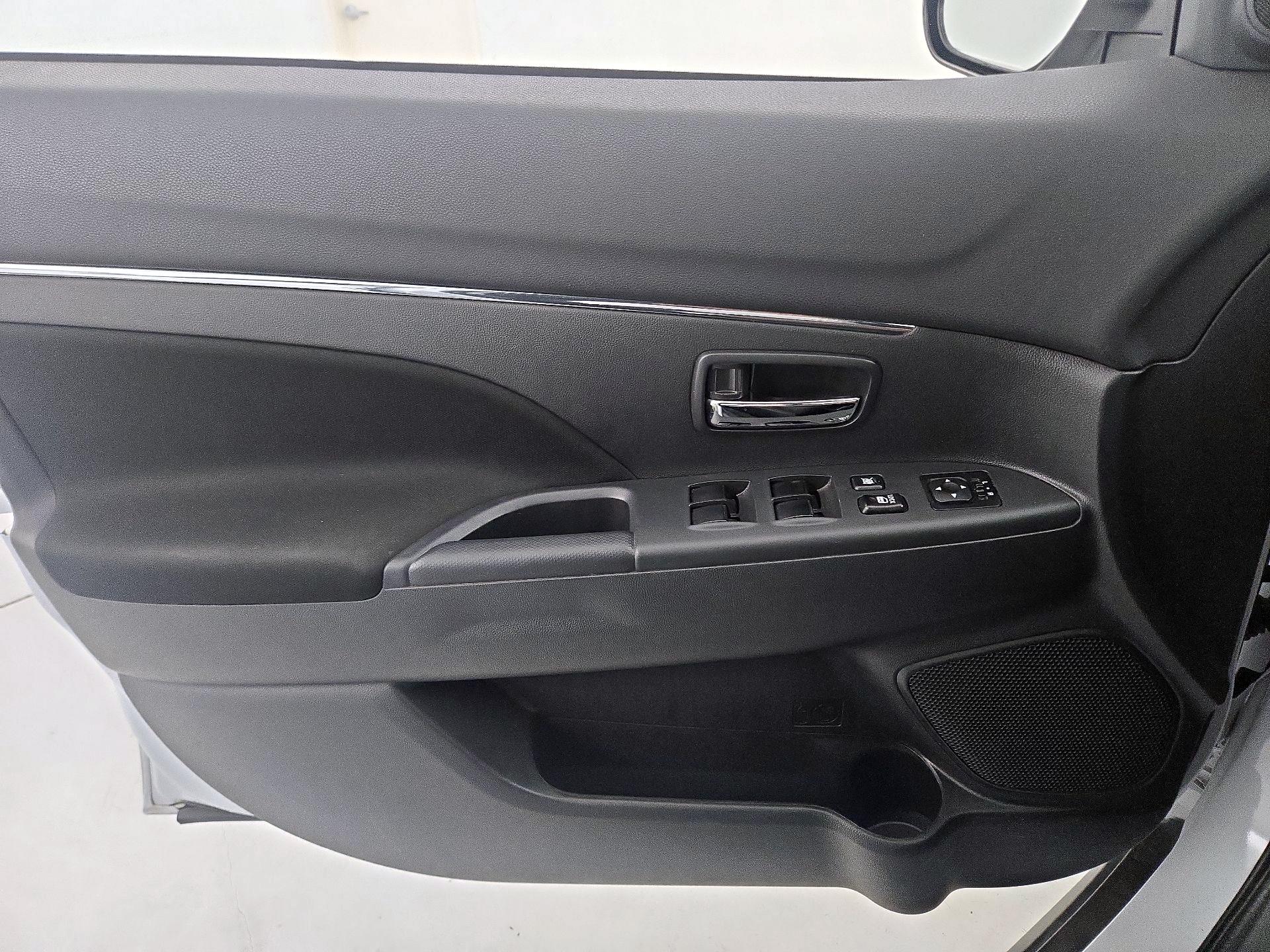 Thumbnail: 2023 Mitsubishi Outlander Sport - 12