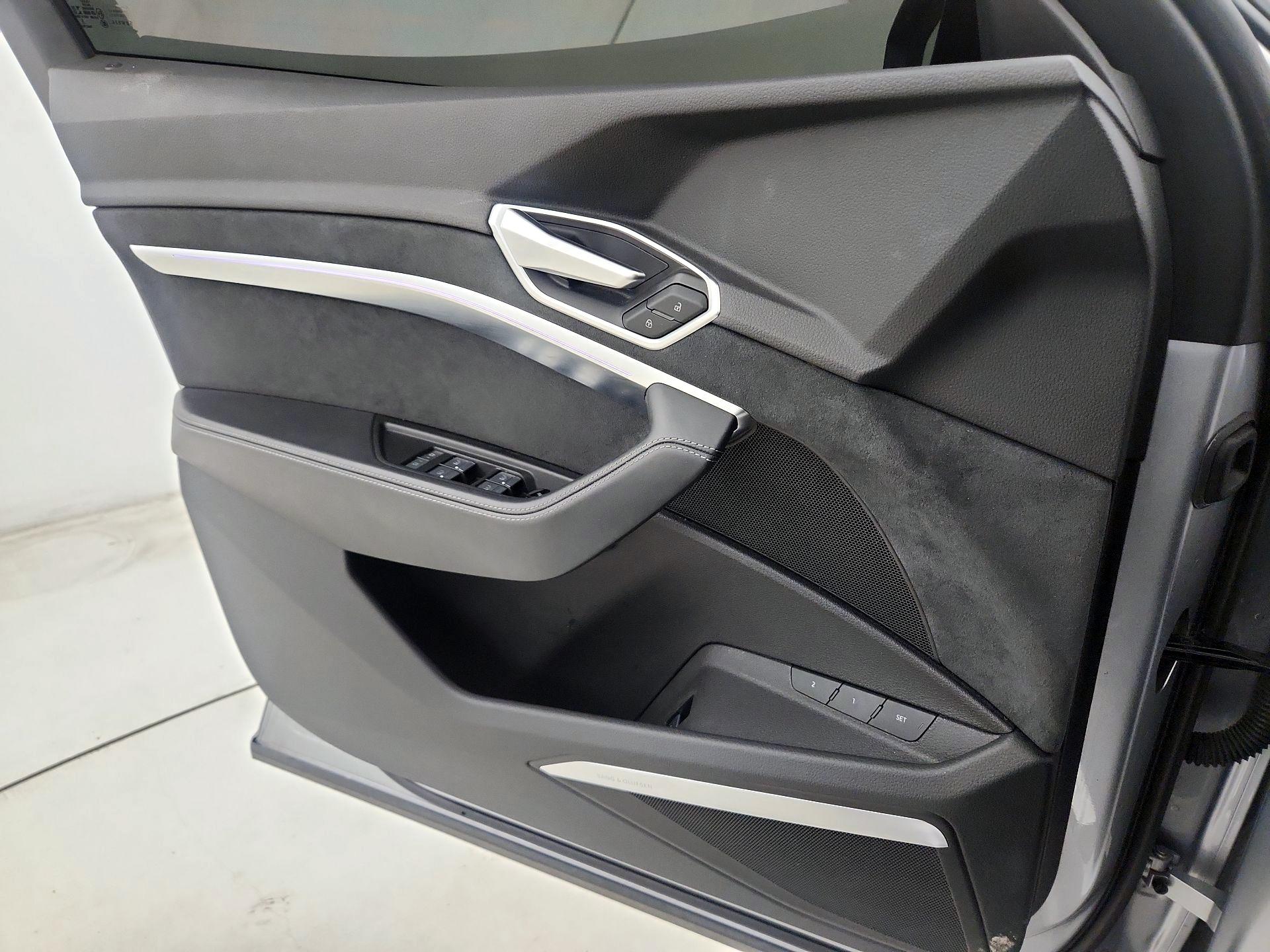 Thumbnail: 2022 Audi e-tron S - 12