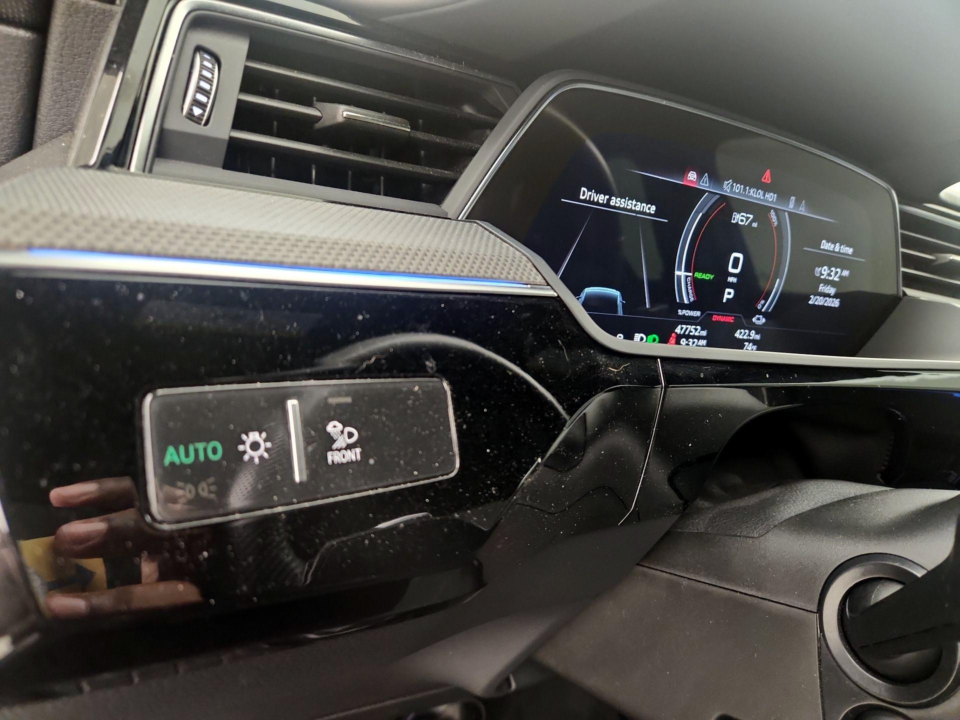 Thumbnail: 2022 Audi e-tron S - 13