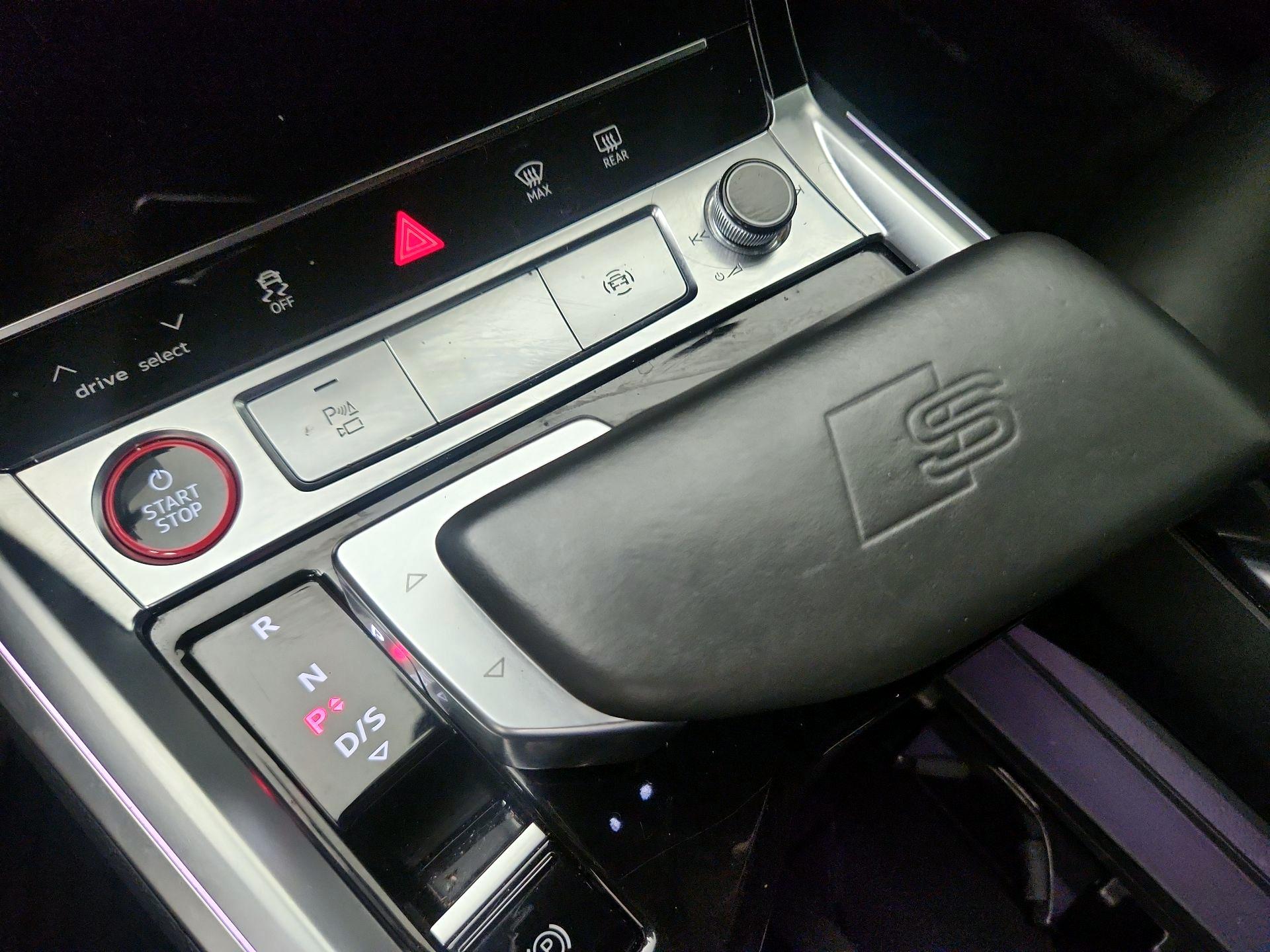 Thumbnail: 2022 Audi e-tron S - 18