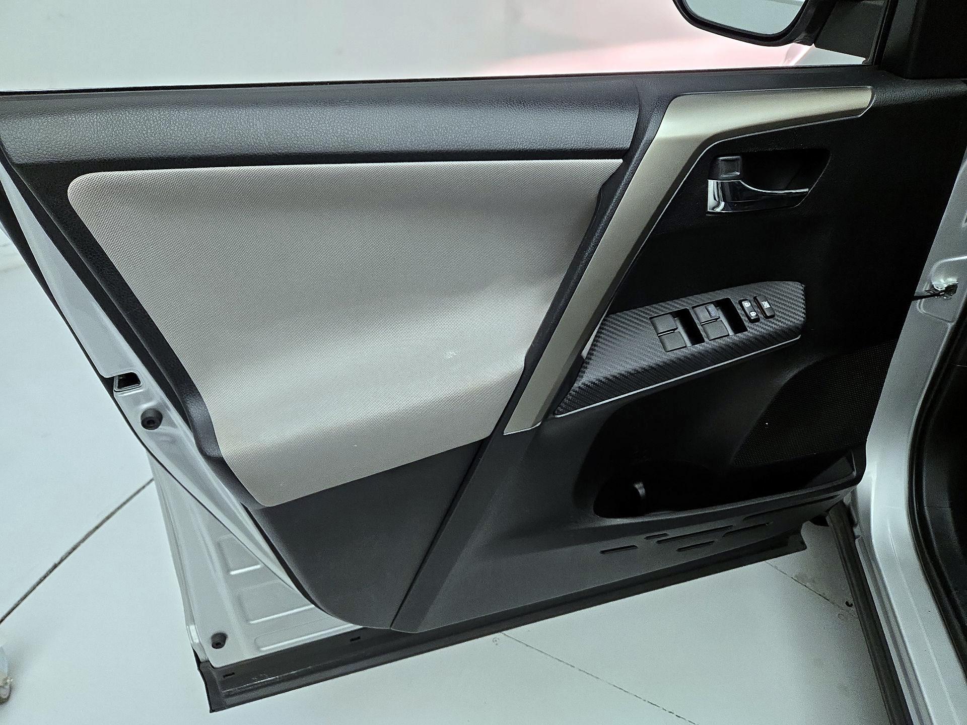 Thumbnail: 2015 Toyota RAV4 - 12