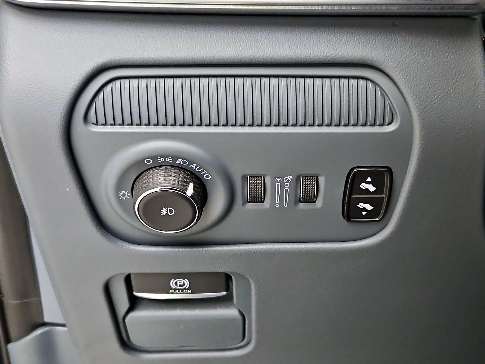 Thumbnail: 2022 Jeep Grand Wagoneer - 13