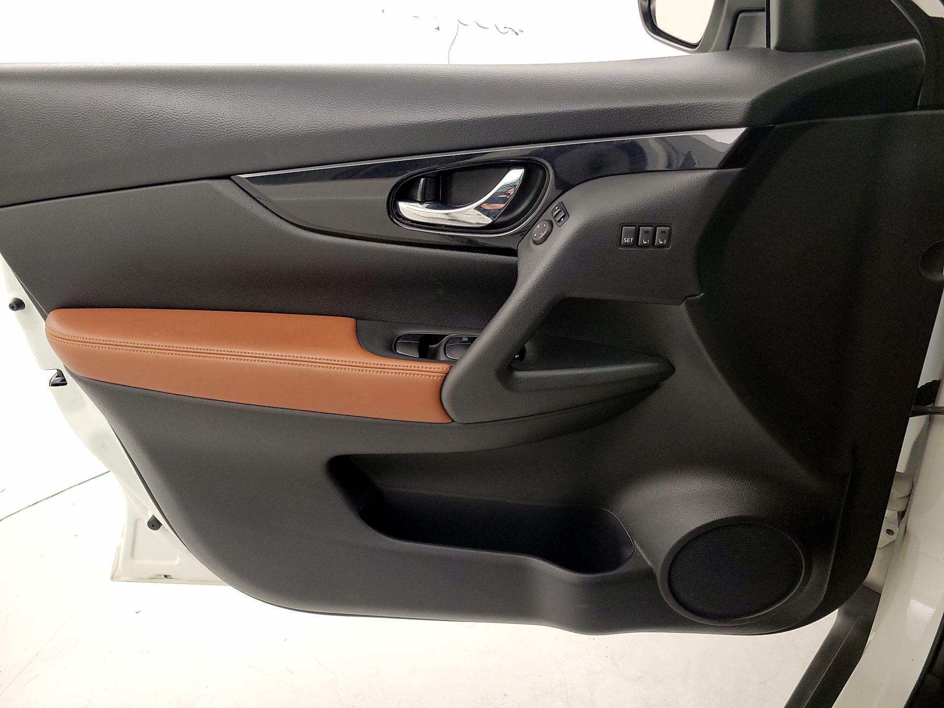 Thumbnail: 2017 Nissan Rogue - 12