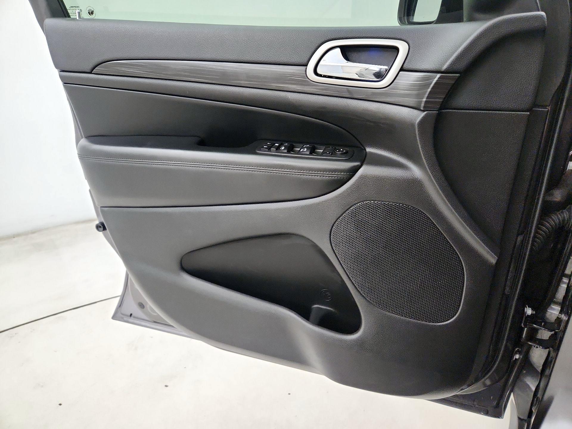 Thumbnail: 2020 Jeep Grand Cherokee - 12