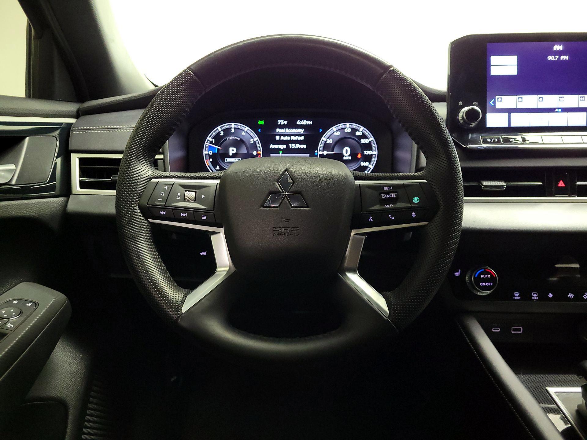 Thumbnail: 2023 Mitsubishi Outlander - 10