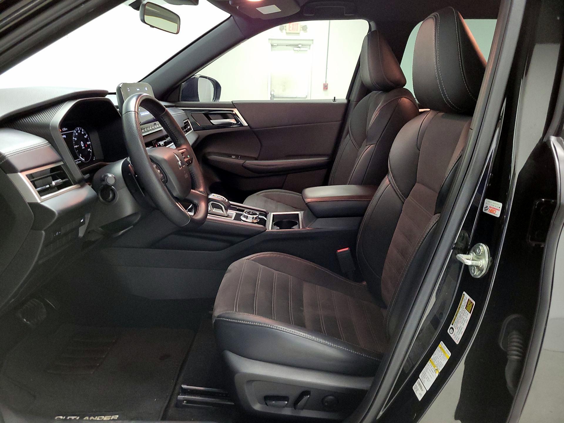 Thumbnail: 2023 Mitsubishi Outlander - 11