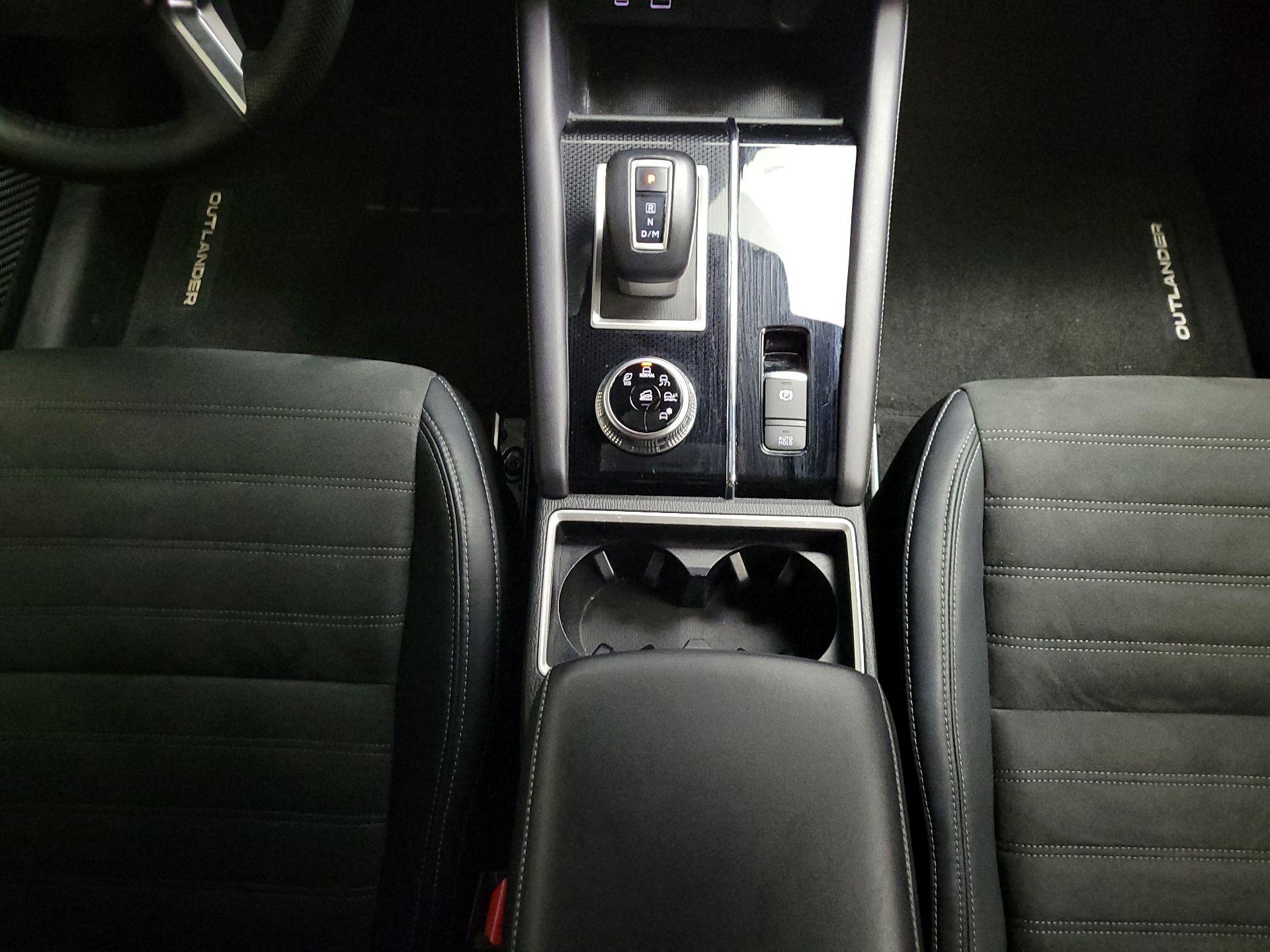 Thumbnail: 2023 Mitsubishi Outlander - 18