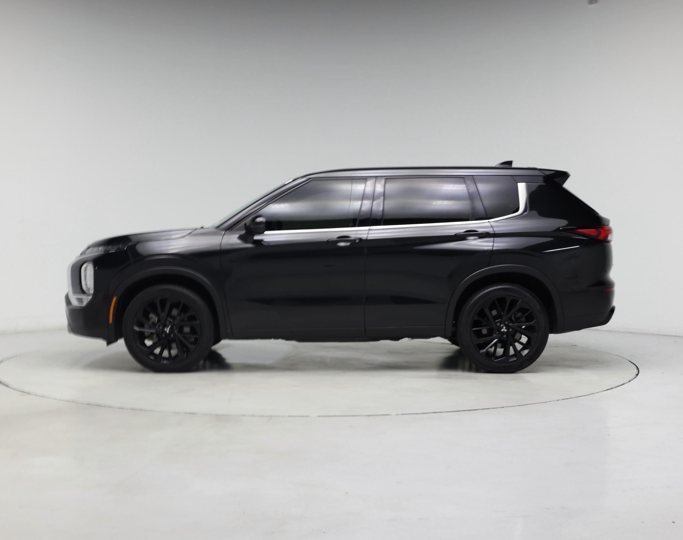 Thumbnail: 2023 Mitsubishi Outlander - 3