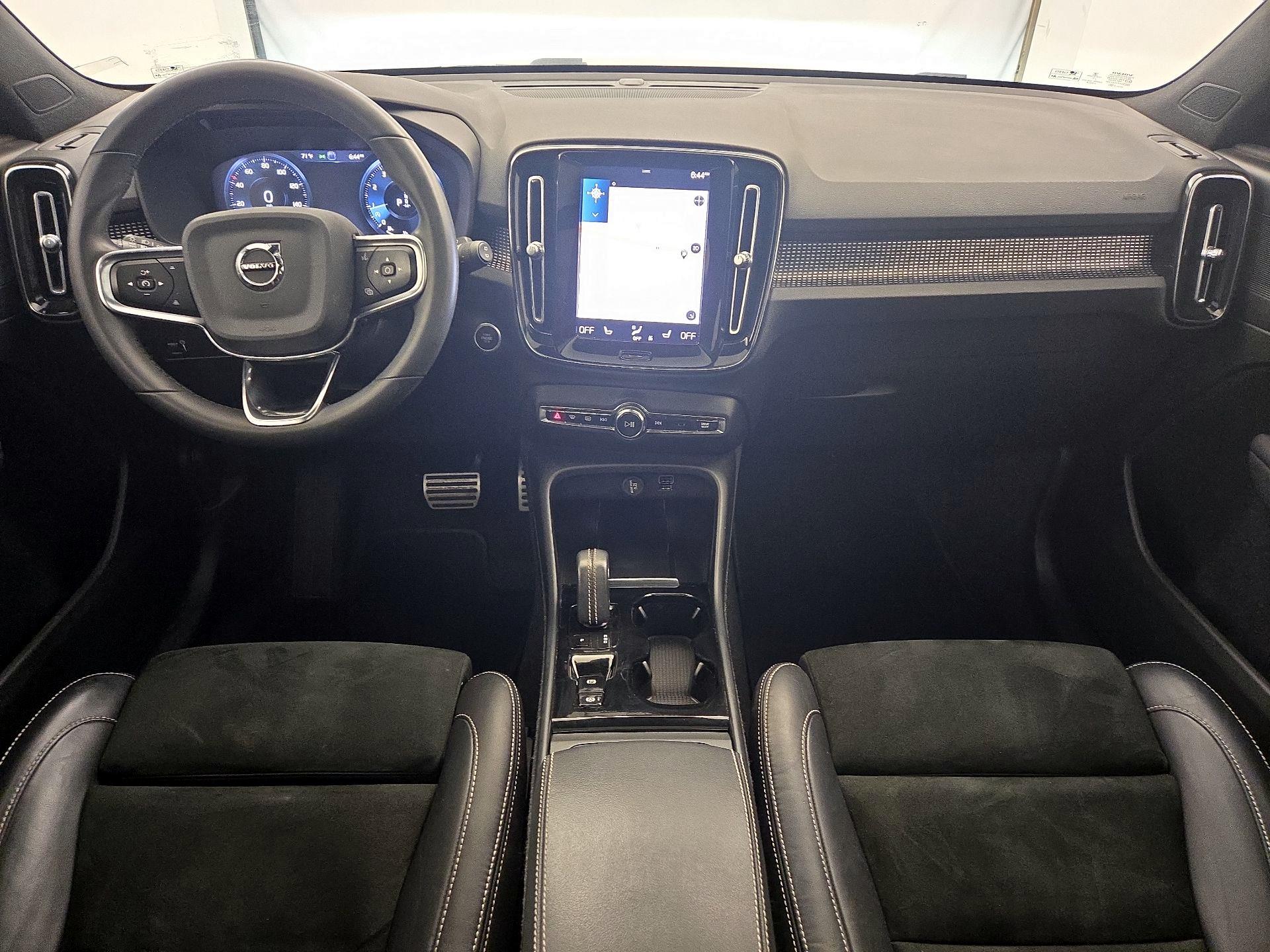 Thumbnail: 2022 Volvo XC40 - 9