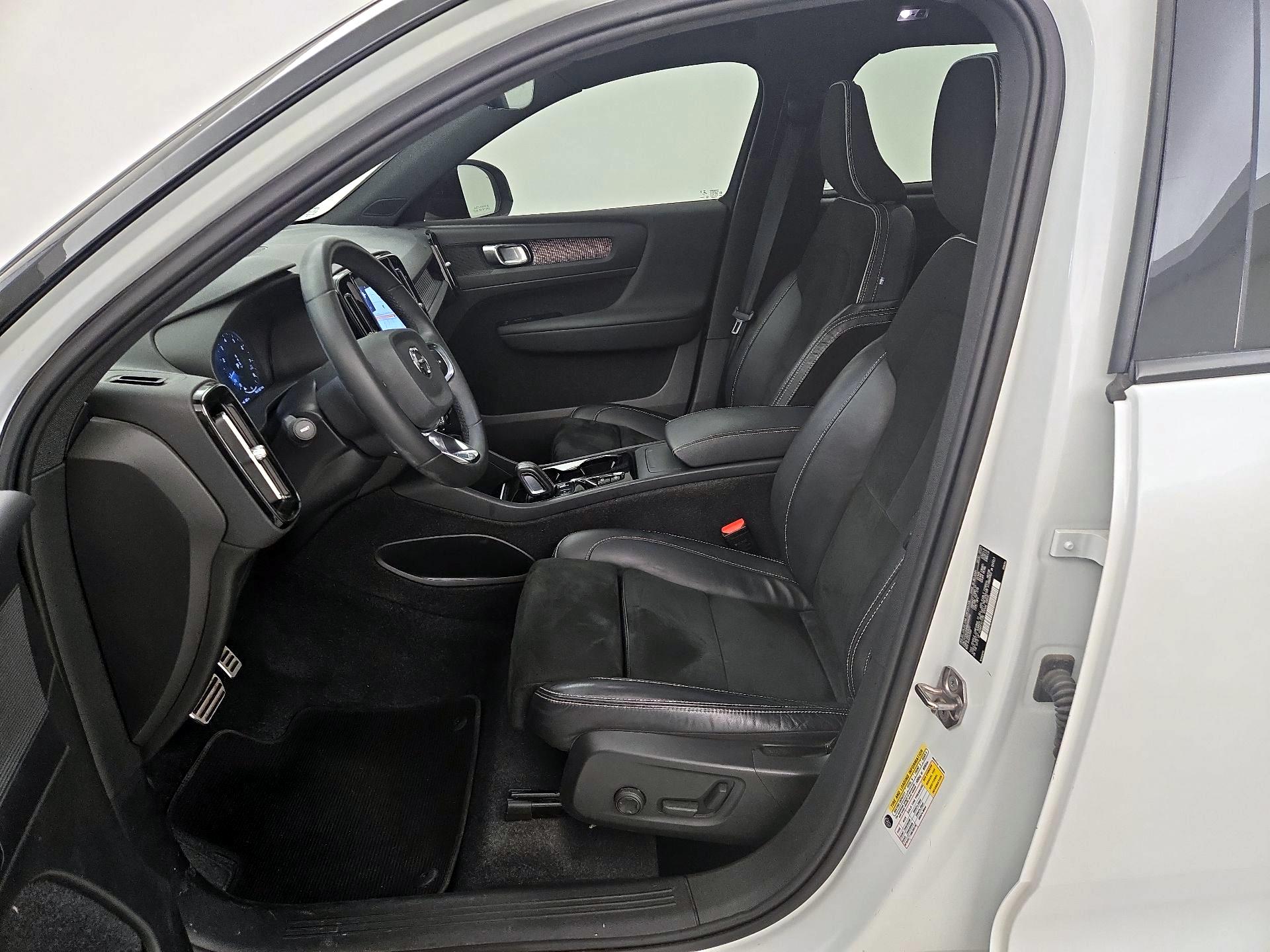 Thumbnail: 2022 Volvo XC40 - 11