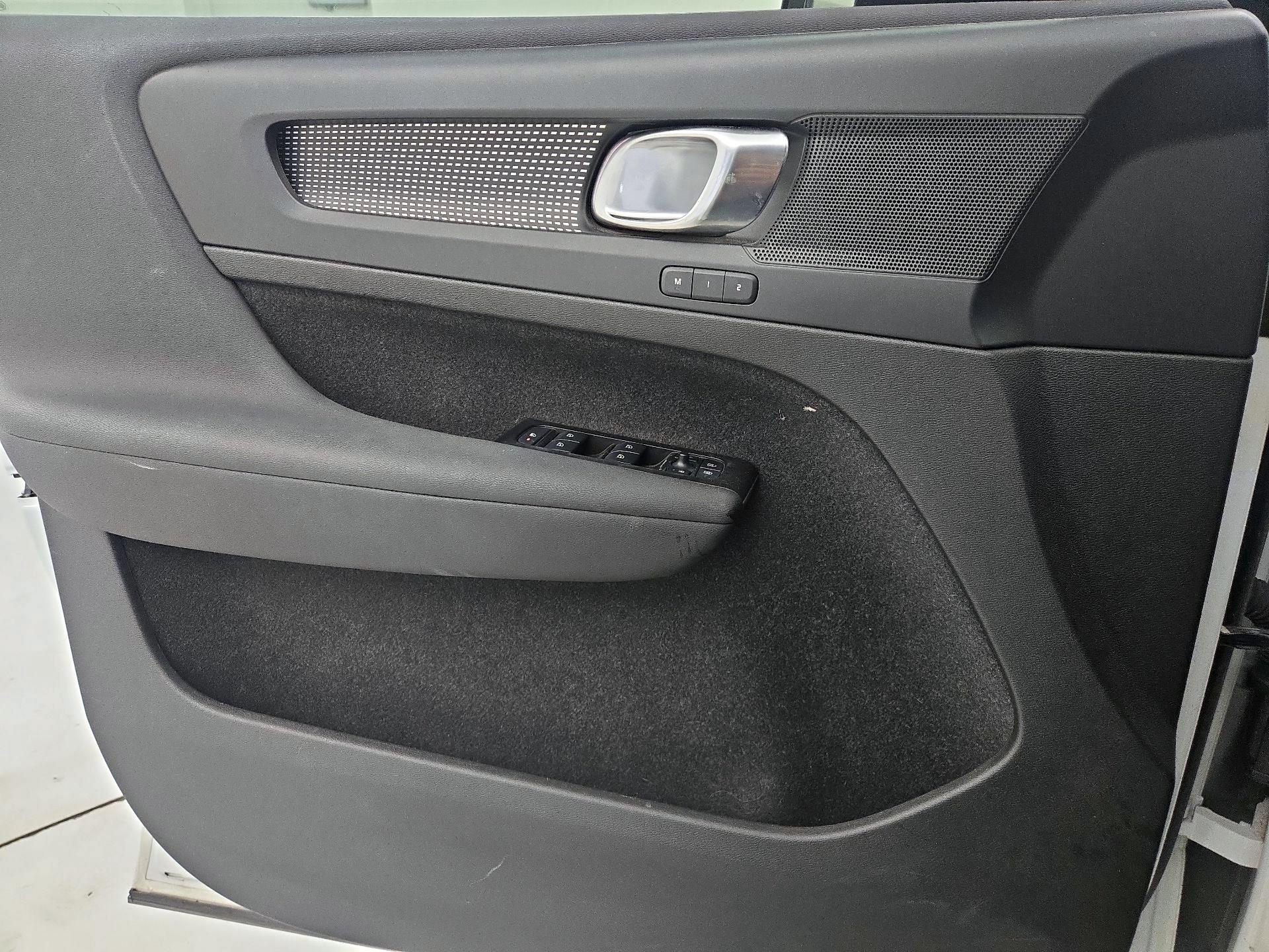 Thumbnail: 2022 Volvo XC40 - 12